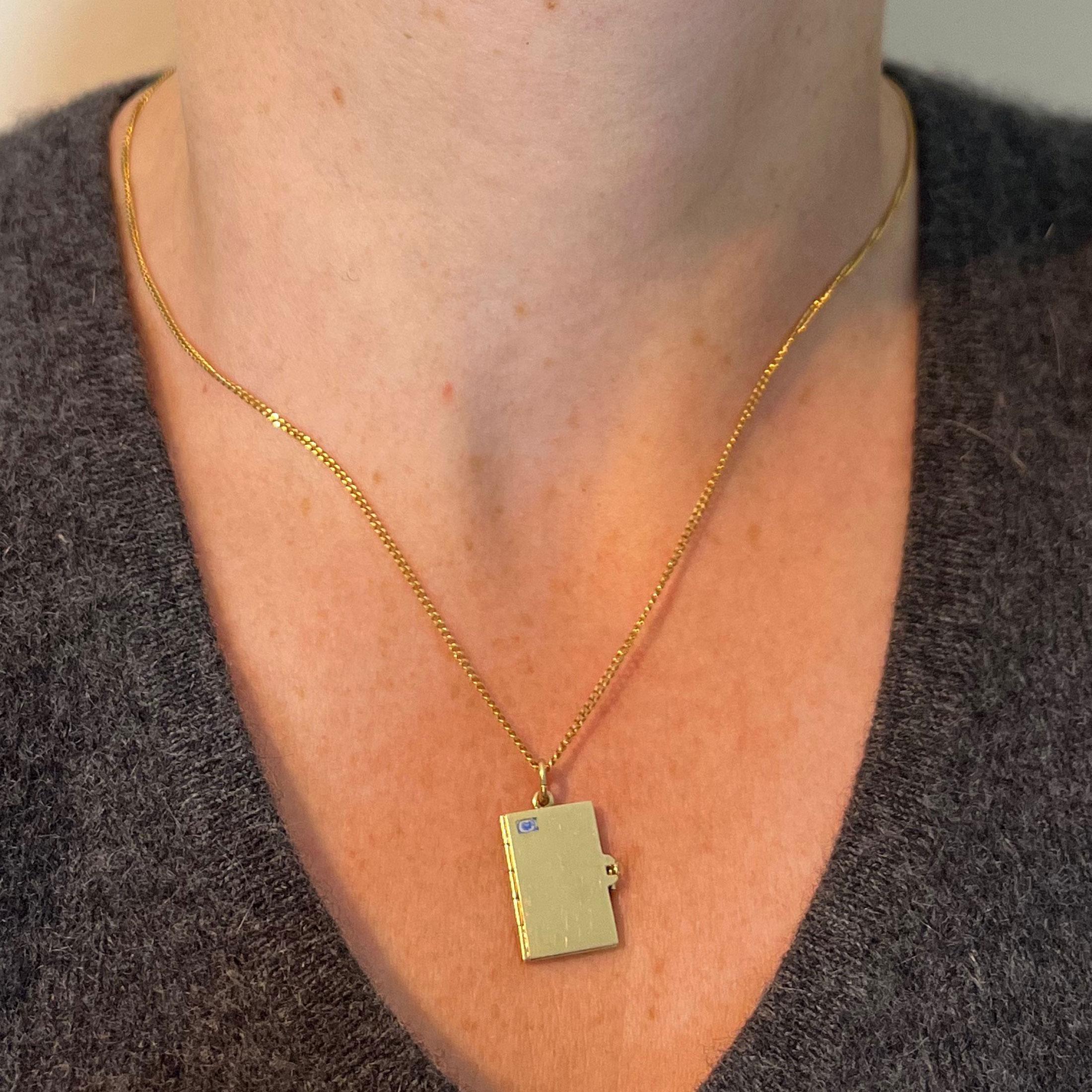 Vintage Envelope and Letter 14K Yellow Gold Enamel Stamp Charm Pendant en venta 3