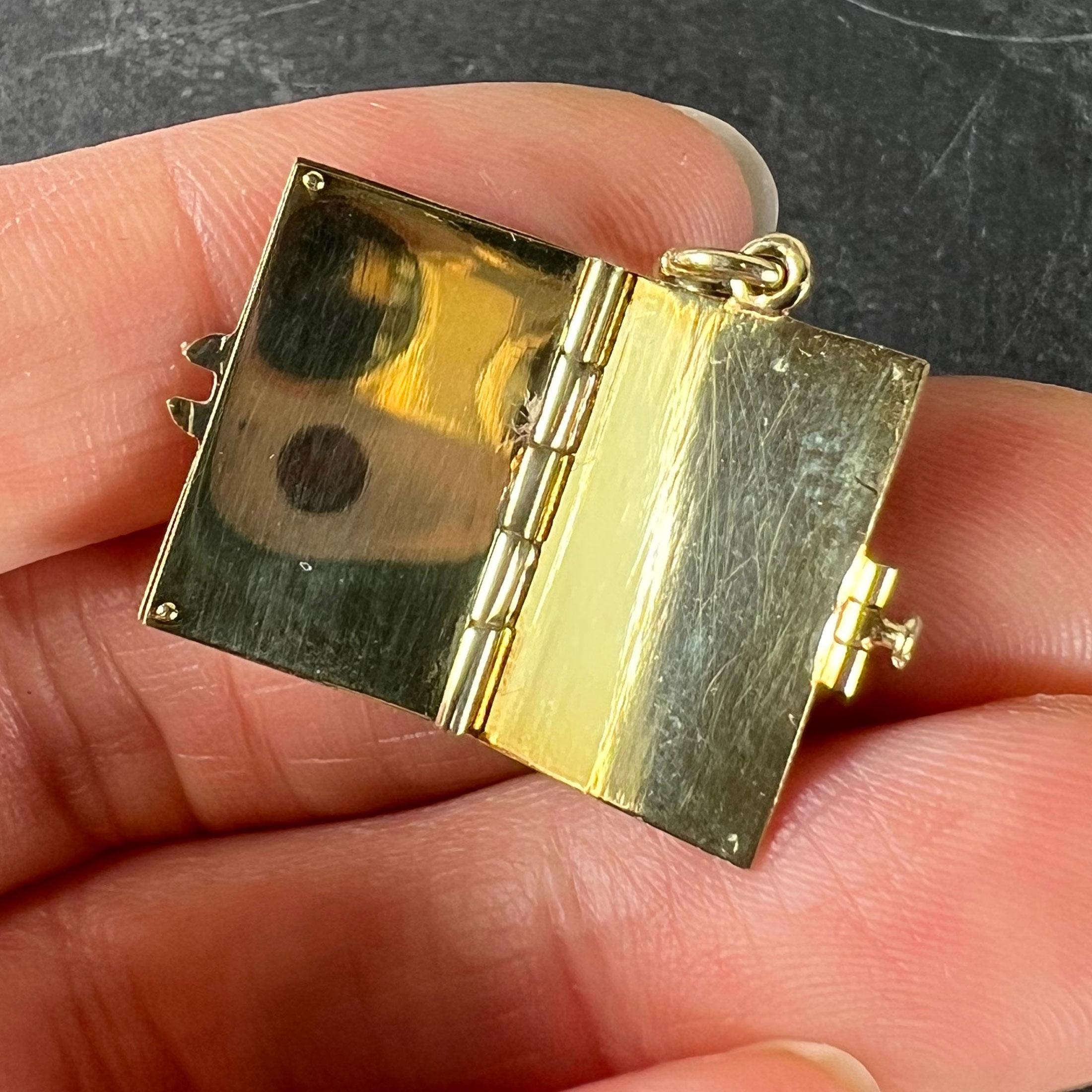 Vintage Envelope and Letter 14K Yellow Gold Enamel Stamp Charm Pendant en venta 4