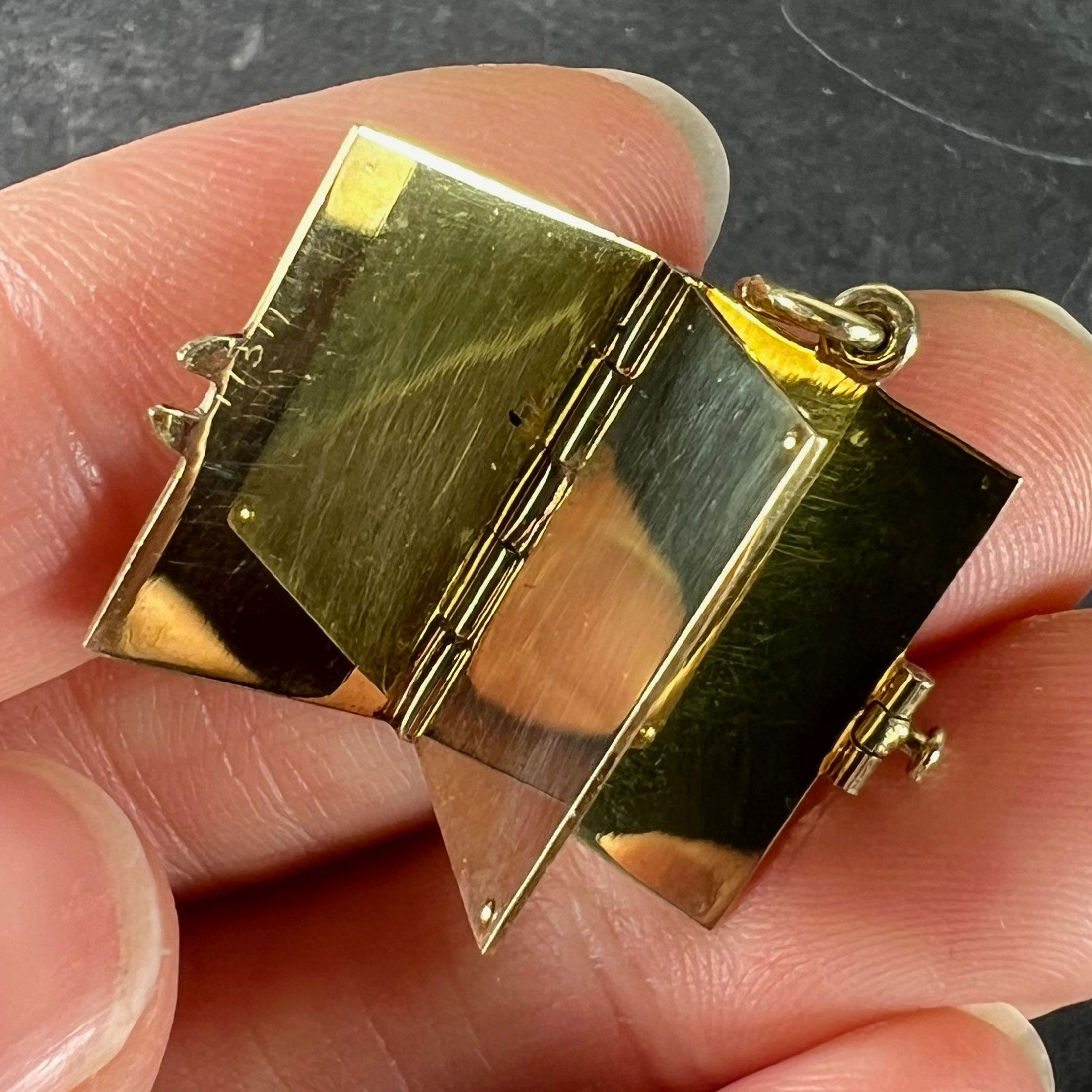 Vintage Envelope and Letter 14K Yellow Gold Enamel Stamp Charm Pendant en venta 5