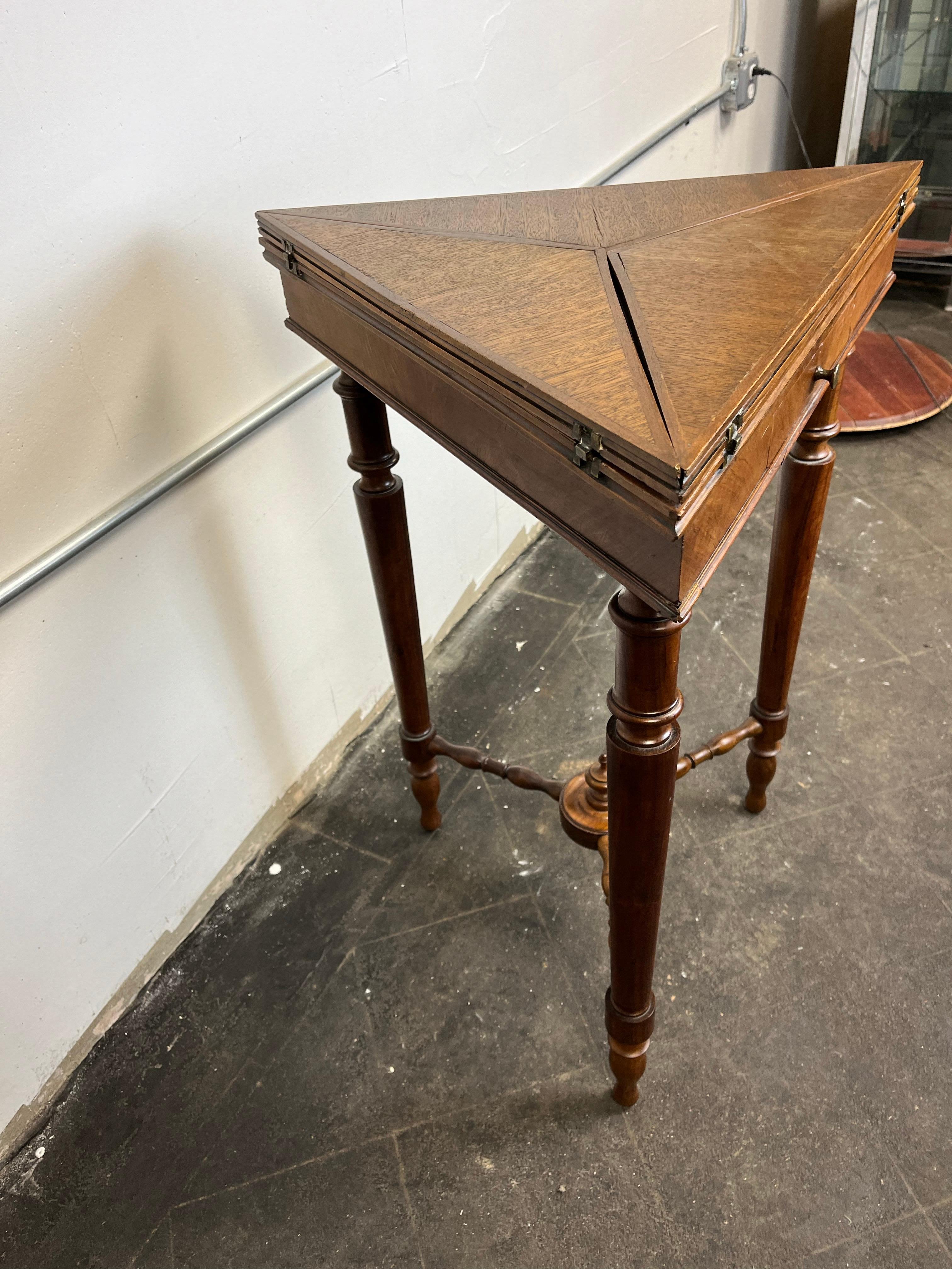 Tri-Fold-Kartentisch im Vintage-Stil mit Umschlag im Angebot 6