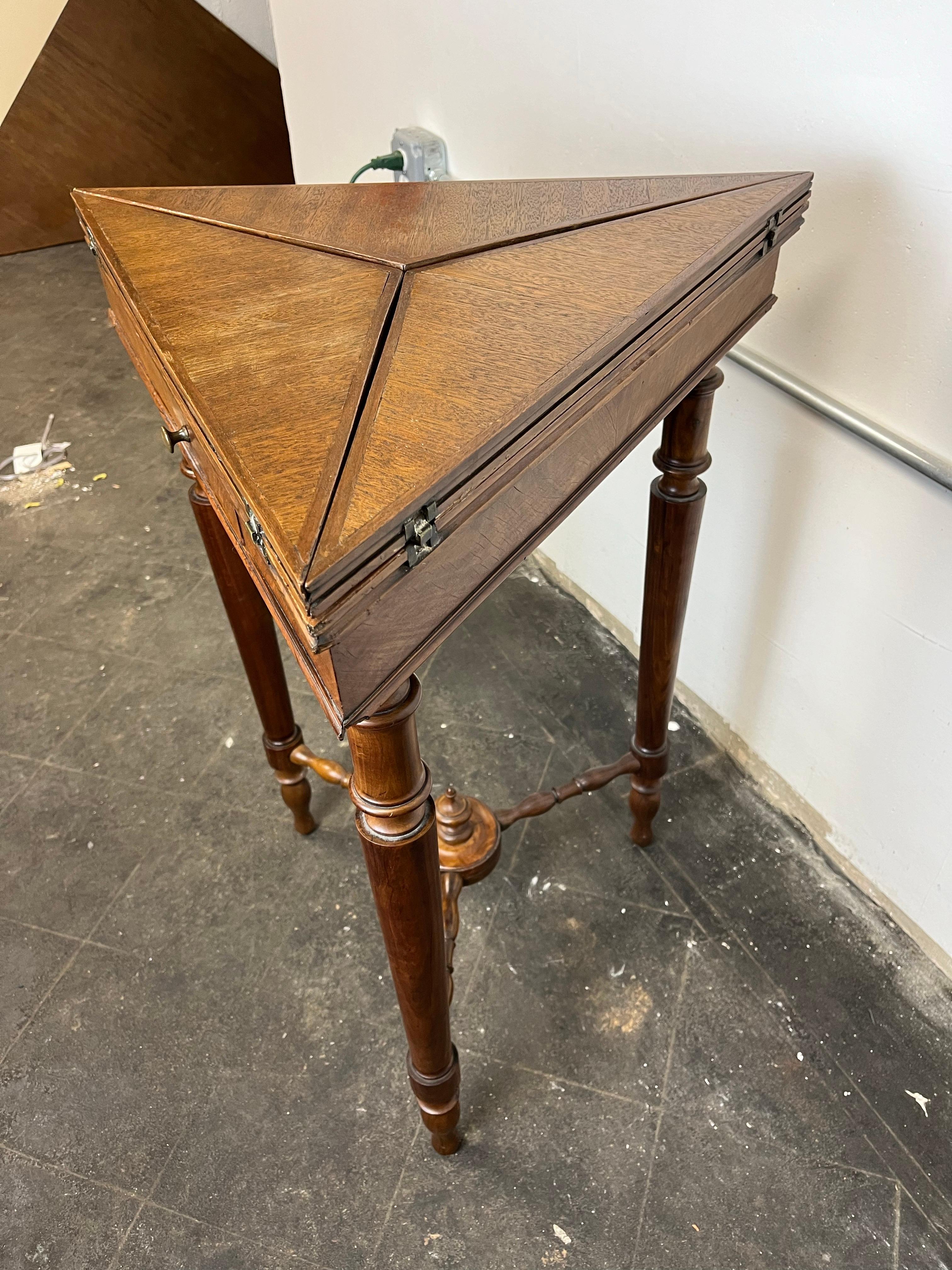 Tri-Fold-Kartentisch im Vintage-Stil mit Umschlag (20. Jahrhundert) im Angebot