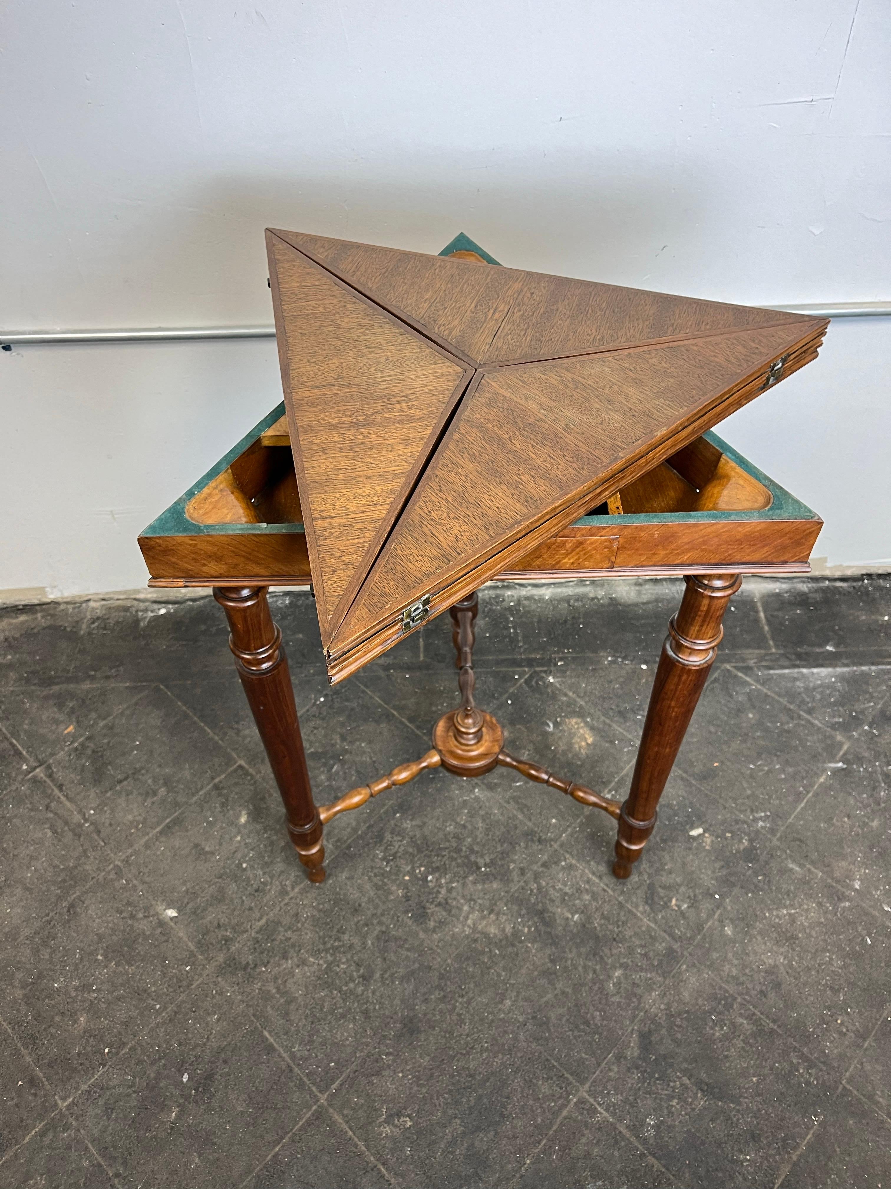Tri-Fold-Kartentisch im Vintage-Stil mit Umschlag (Holz) im Angebot