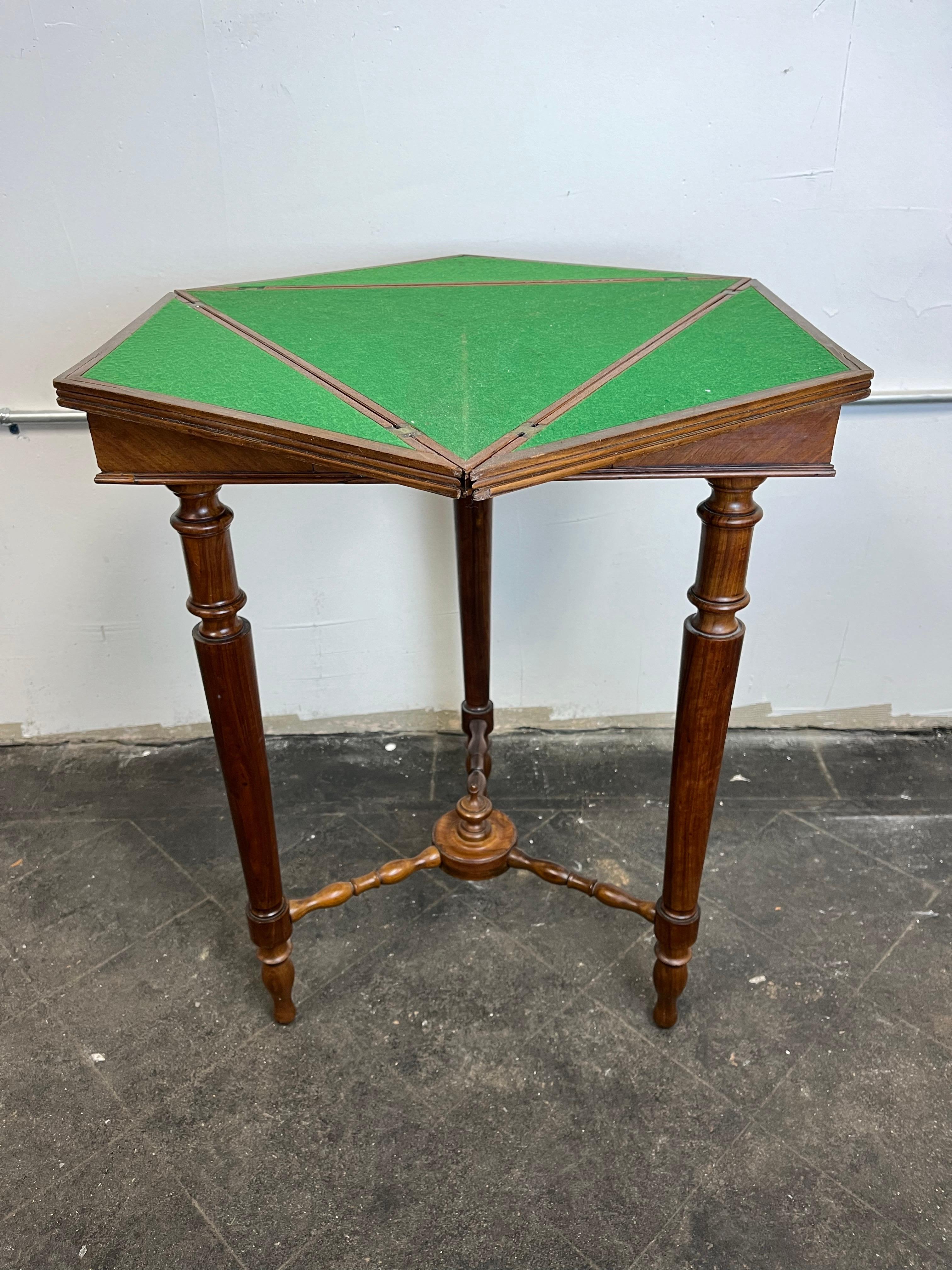 Tri-Fold-Kartentisch im Vintage-Stil mit Umschlag im Angebot 1