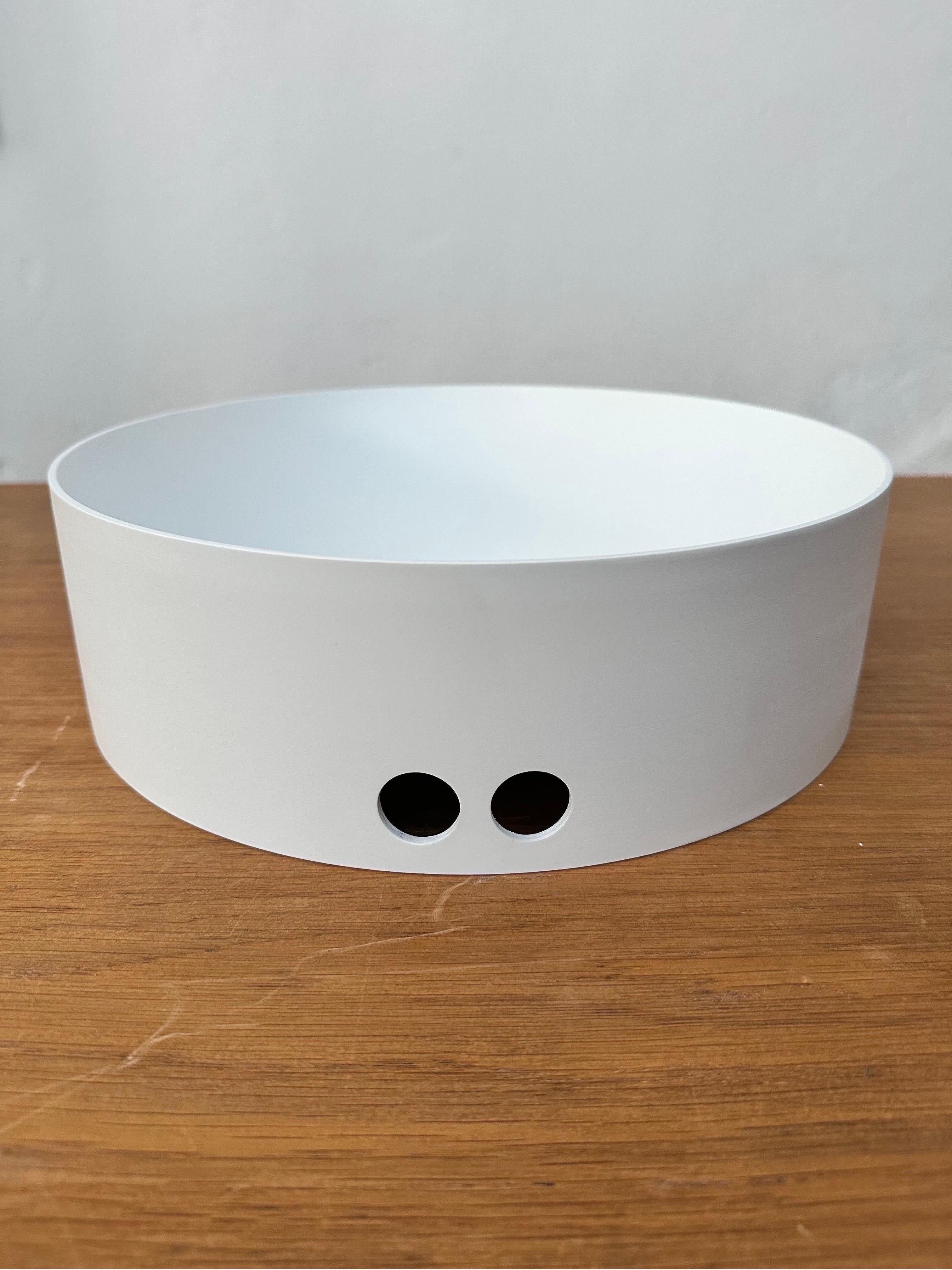 Vintage Enzo Mari Fruit Bowl in White Fiberglass for Danese Milano, 1960s

Enhance your home decor with this iconic Enzo Mari fruit bowl, a timeless design piece from the 1960s manufactured by Danese Milano. Crafted in Italy, this exquisite fruit