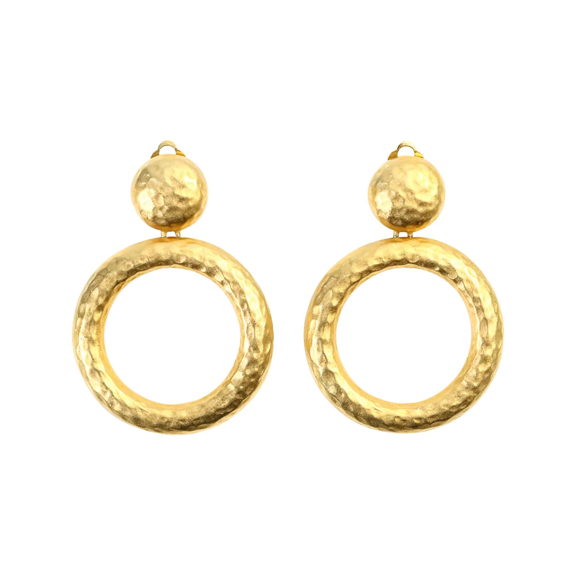 Vintage EP Matte Gold Hammered Hoops Circa 1980s.  Die Reifchen sind nach vorne gerichtet und baumeln an dem runden Stück, so dass sie sich immer nach vorne bewegen. Diese Reifen werden immer in Mode sein. So schick. Anklipsen.  Man weiß nicht, dass