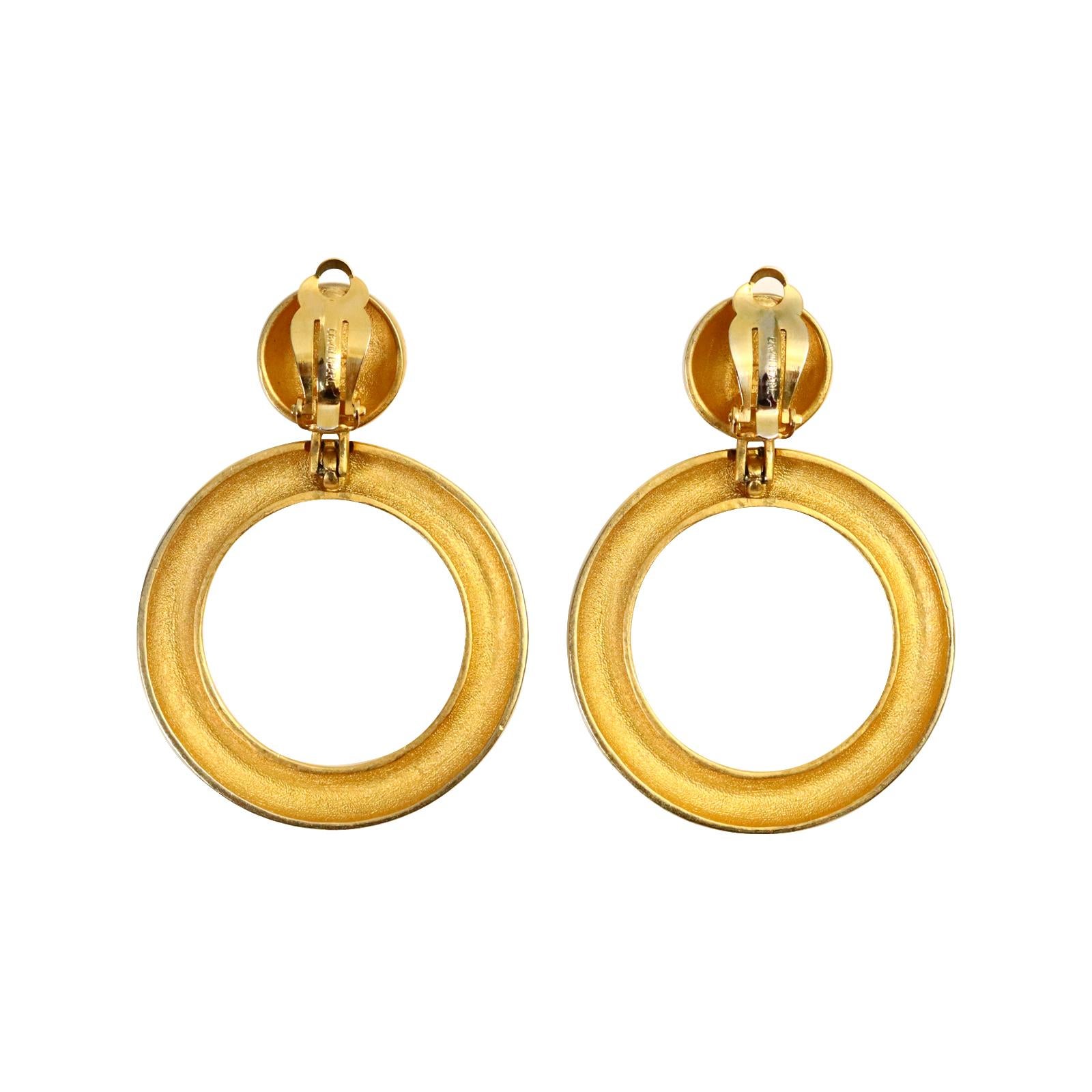Vintage EP Matte Gold Hammered Hoops Circa 1980s In Good Condition For Sale In New York, NY