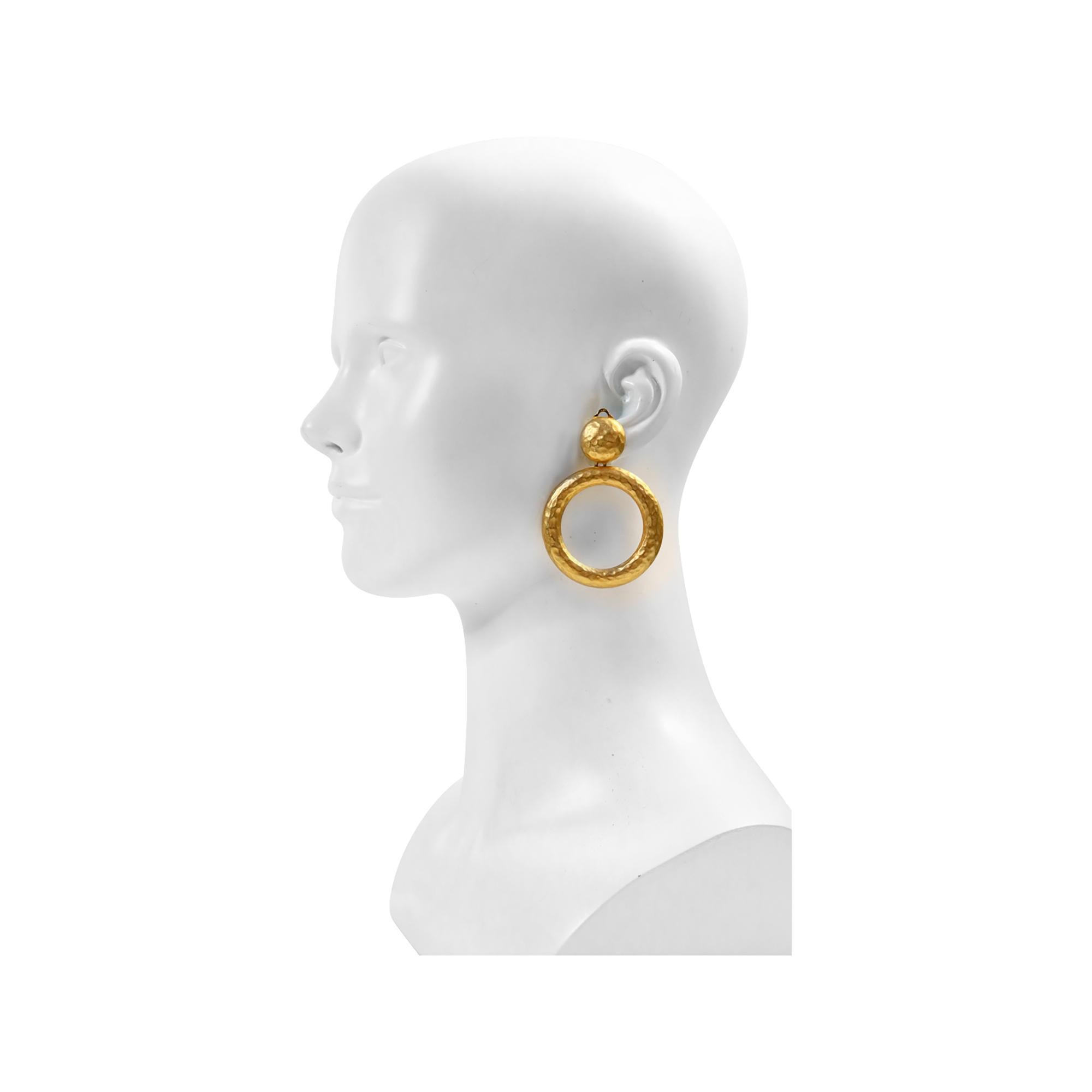 Vintage EP Matte Gold Hammered Hoops CIRCA 1980s im Zustand „Gut“ im Angebot in New York, NY