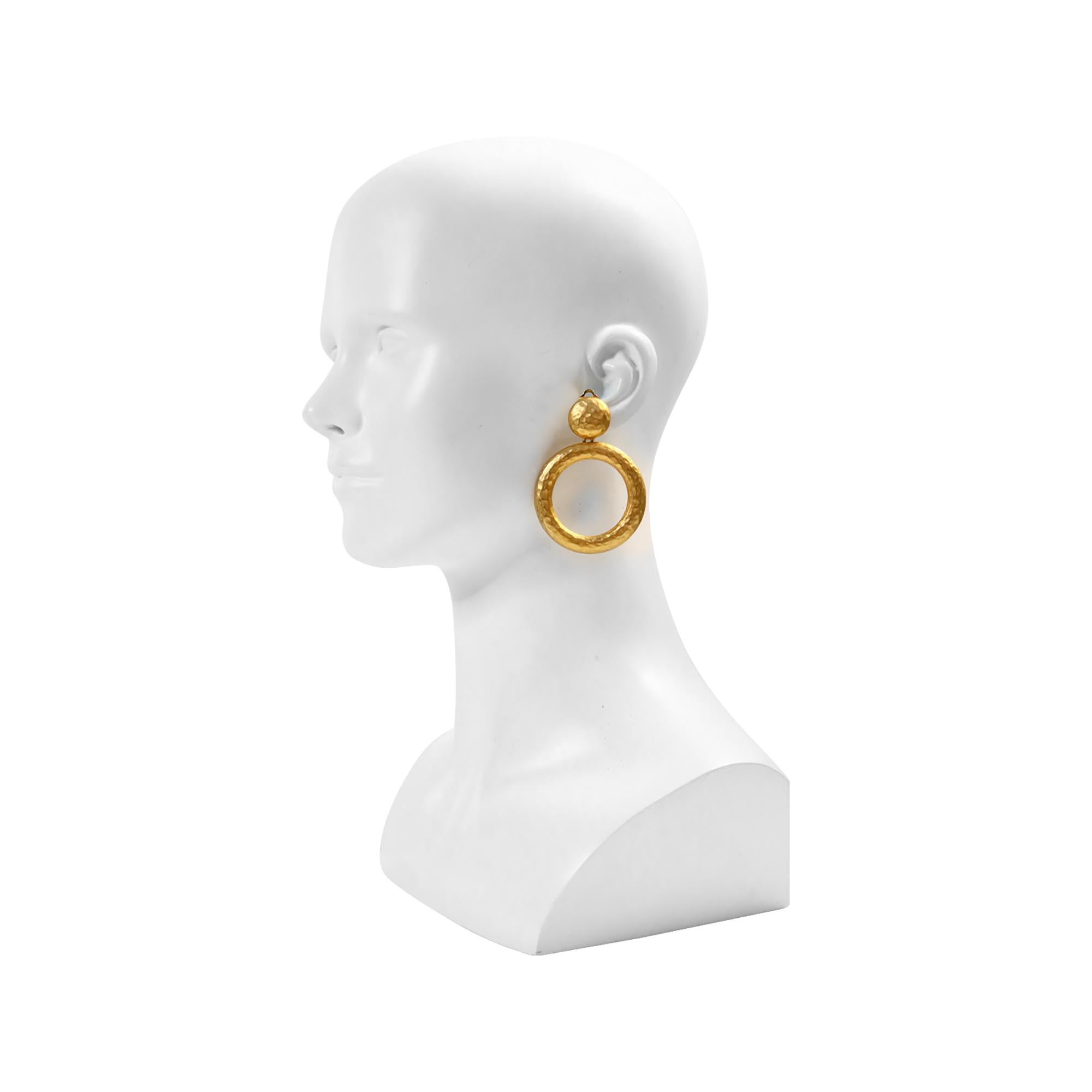 Vintage EP Matte Gold Hammered Hoops CIRCA 1980s für Damen oder Herren im Angebot