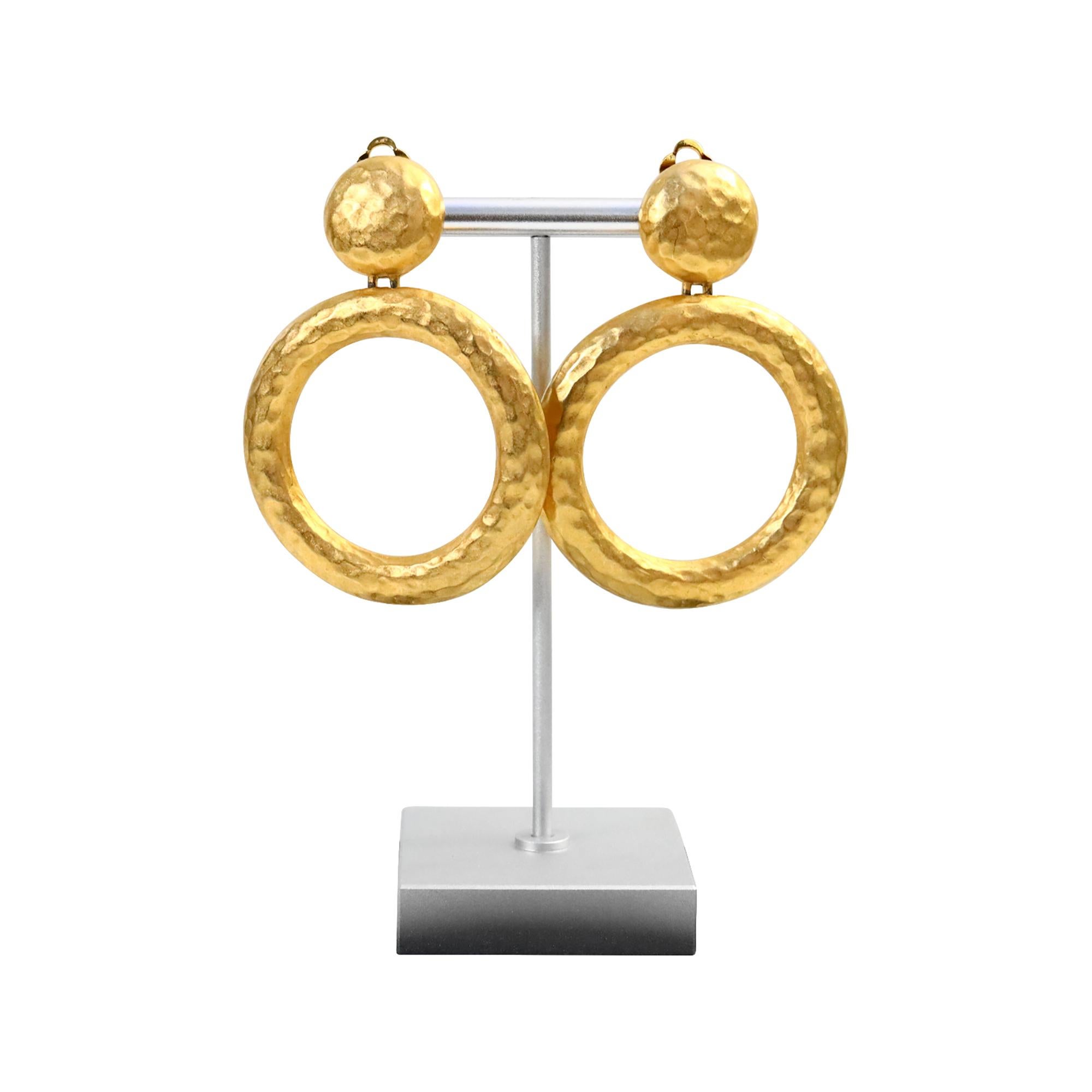 Vintage EP Matte Gold Hammered Hoops CIRCA 1980s im Angebot 3