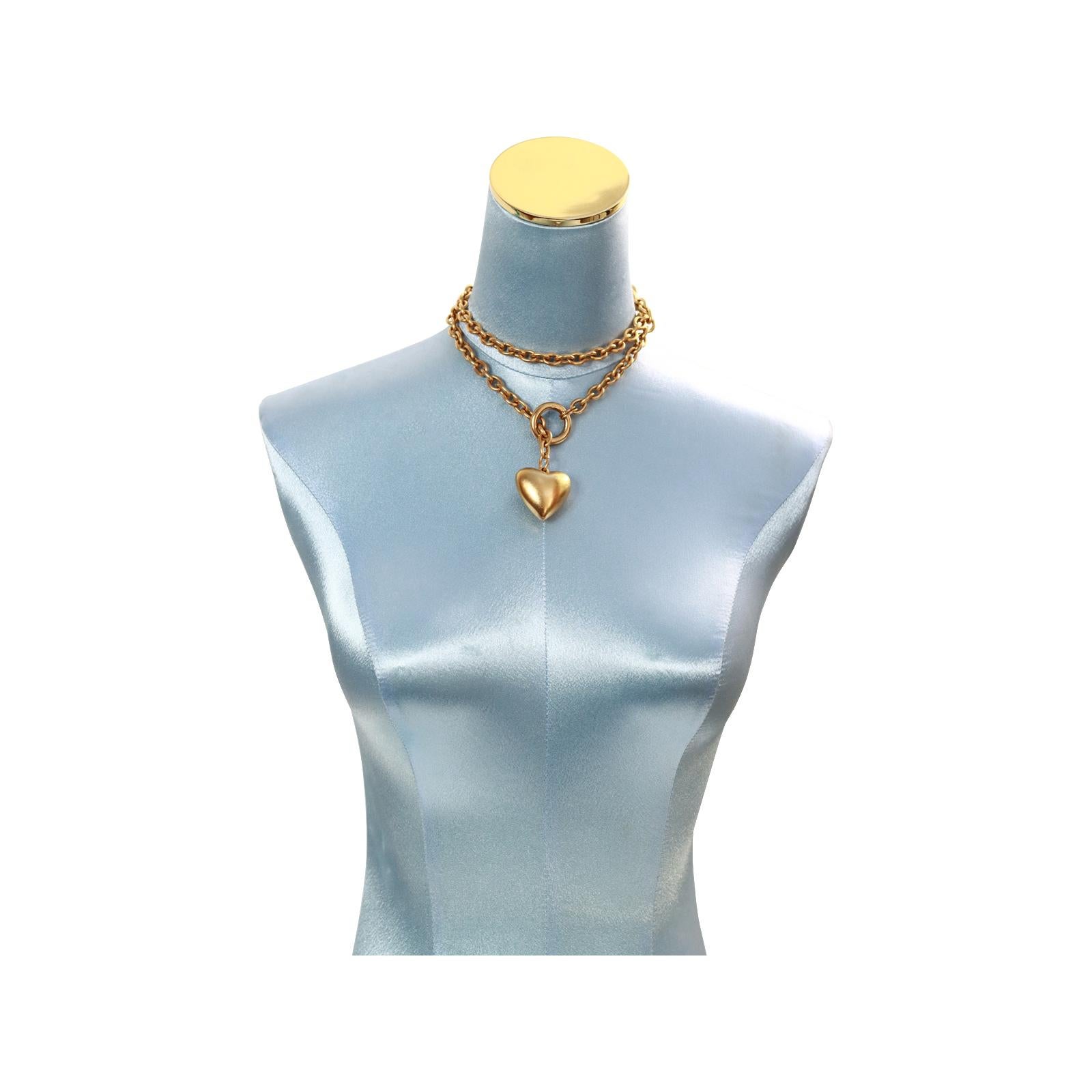 Vintage EP Matte Gold Tone  Link Long Necklace Dangling Heart Circa 1990s In Good Condition For Sale In New York, NY