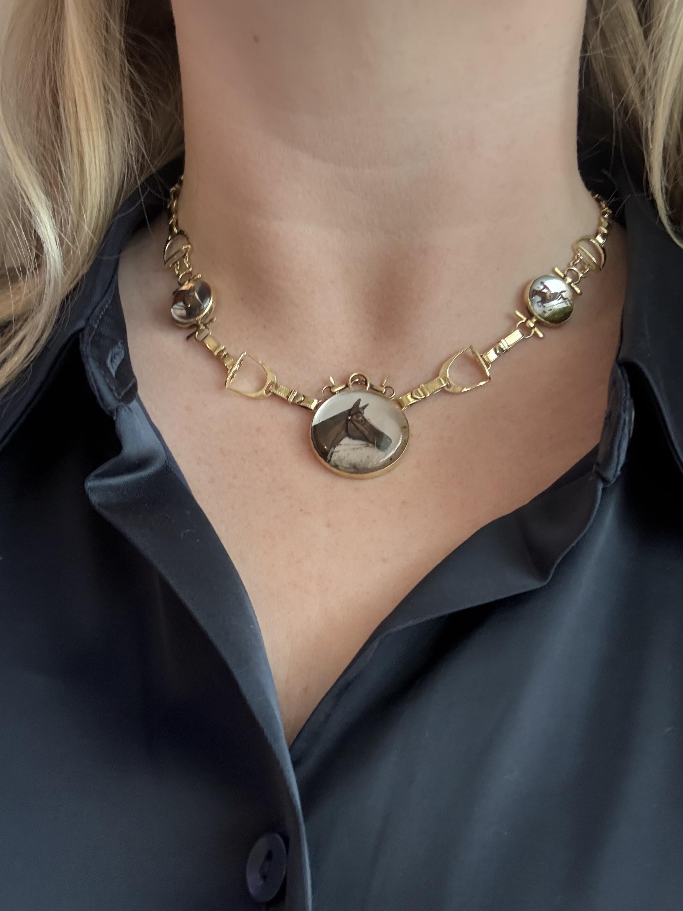 Siamo entusiasti di offrire questo elaborato pezzo di storia!!!
Dagli splendidi cristalli di essex dipinti a mano alle maglie per cavalli realizzate a mano!!!

Dettagli della collana
Epoca: Vittoriano 1880 - 1910
Materiale: Oro giallo 14K
Diametro