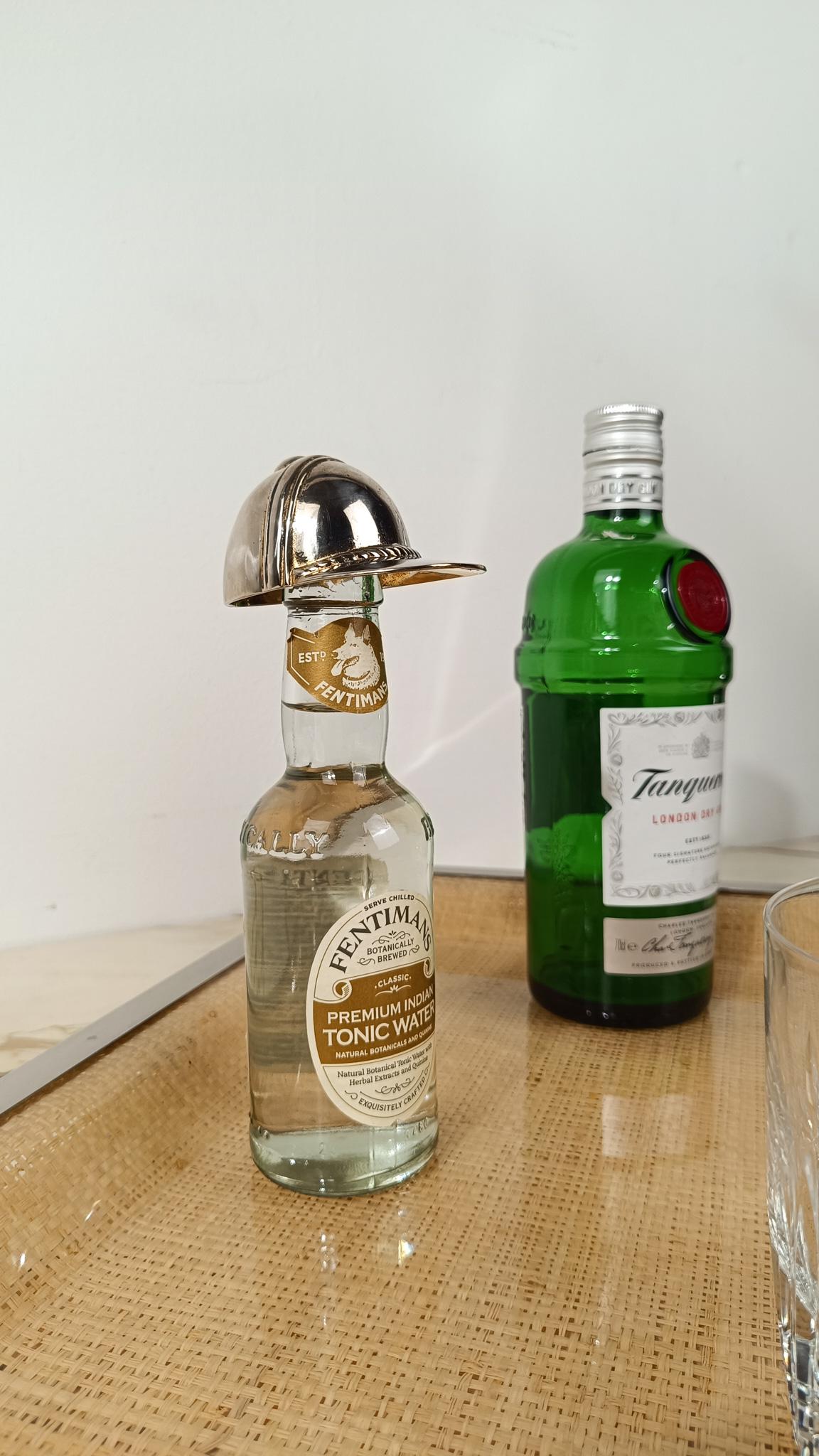 Dieser skulpturale Flaschenöffner aus der Mitte des 20. Jahrhunderts wurde in Italien gefunden und von uns zusammen mit zwei ähnlichen Stücken erworben, die jeweils wie ein anderer Hut geformt sind: der eine ist ein Bowler/Derby-Hut, der andere ein