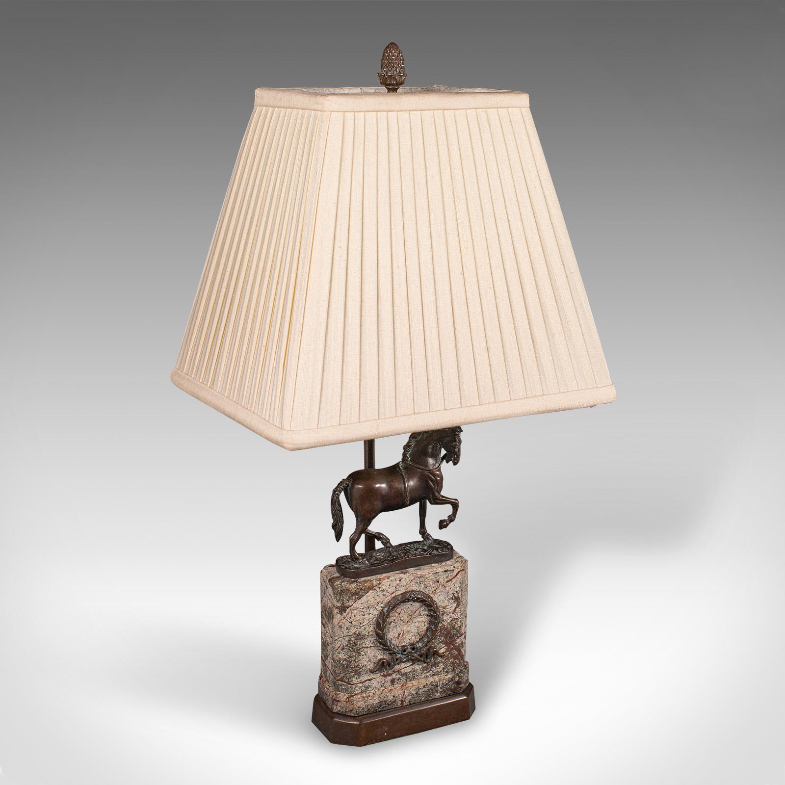 Il s'agit d'une lampe de table équine vintage. Lampe décorative anglaise en bronze et granit, datant de la fin du 20e siècle, vers 1970.

Une fascinante figure de cheval ajoute un charme équestre à cette lampe
Présente une patine d'usage désirable