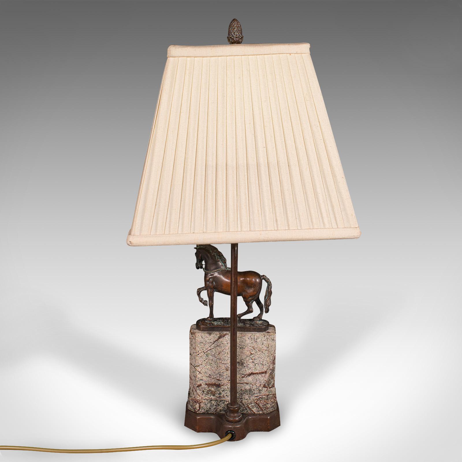 Britannico Lampada da tavolo equina d'epoca, inglese, luce decorativa da tavolo in bronzo, interesse per i cavalli in vendita