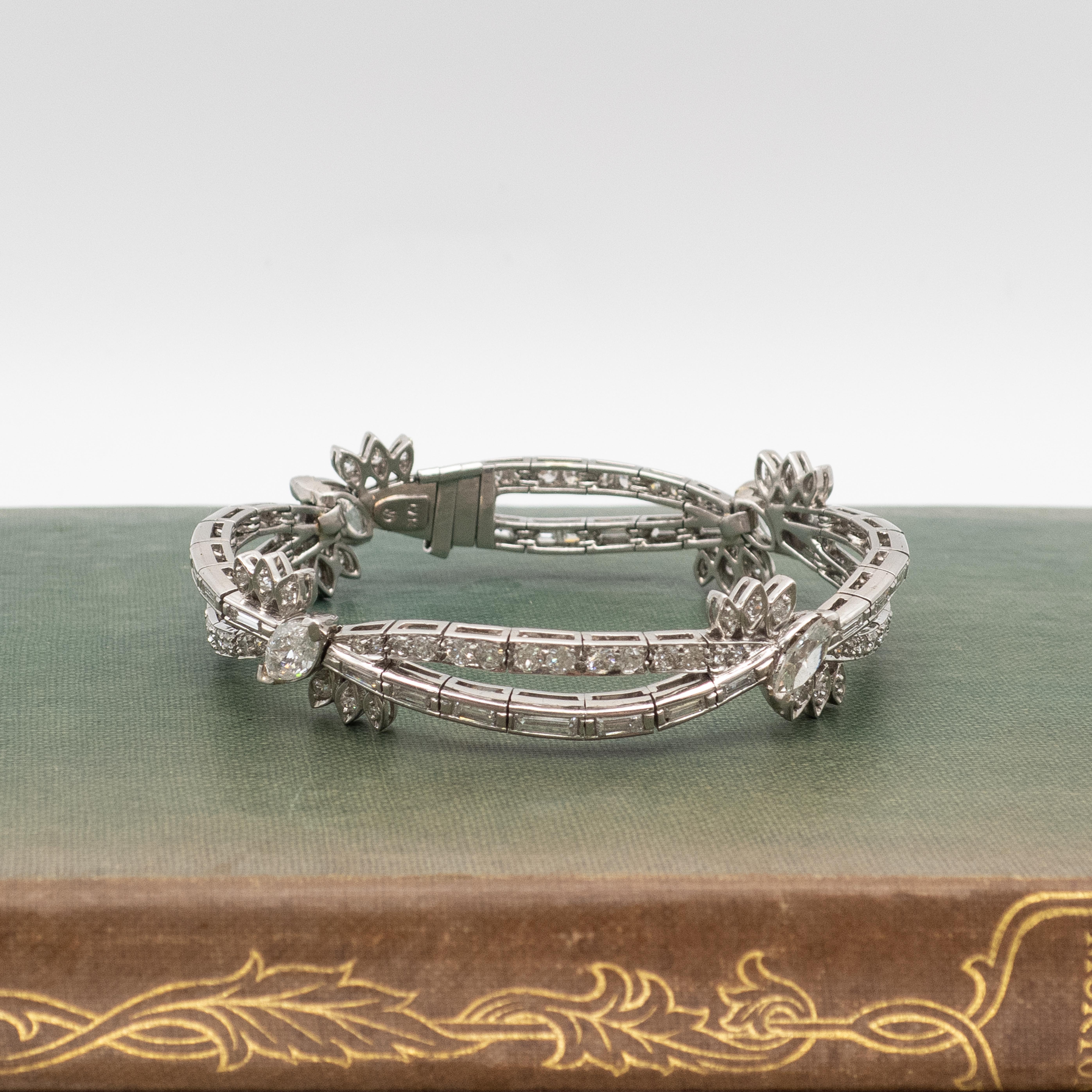 Crisscross-Armband aus Platin mit 7,10 Karat Diamanten im Angebot 4