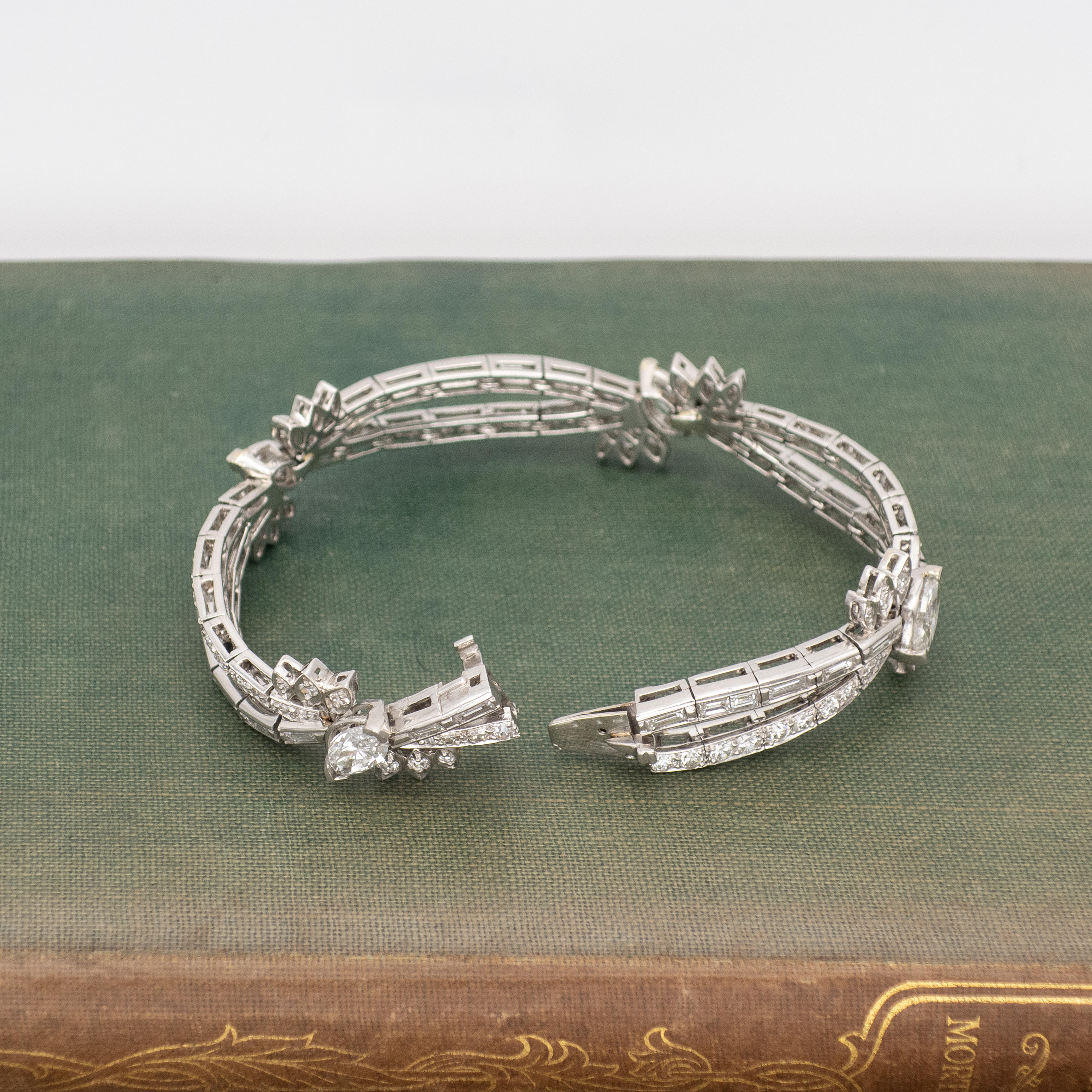 Crisscross-Armband aus Platin mit 7,10 Karat Diamanten (Moderne) im Angebot