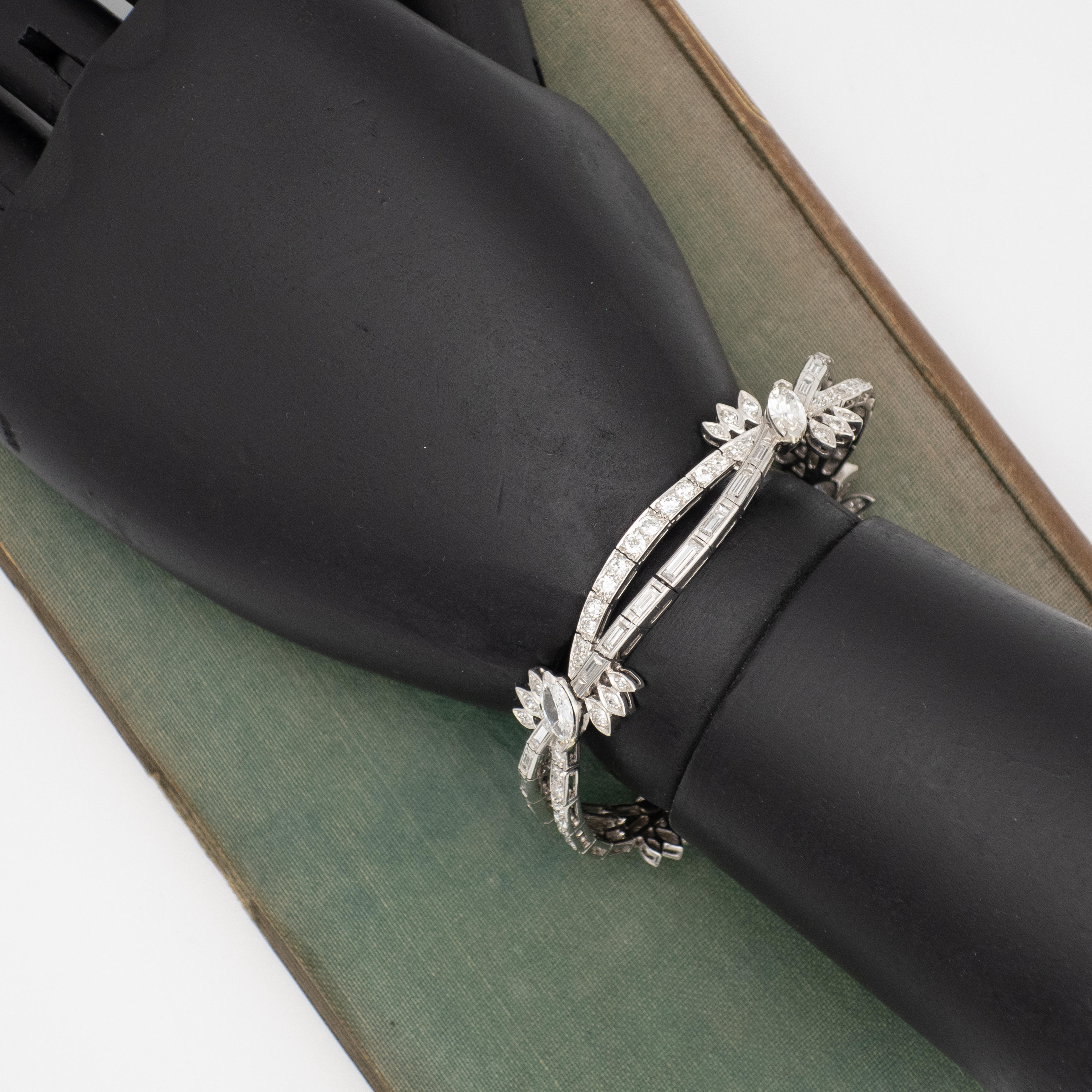 Crisscross-Armband aus Platin mit 7,10 Karat Diamanten (Brillantschliff) im Angebot