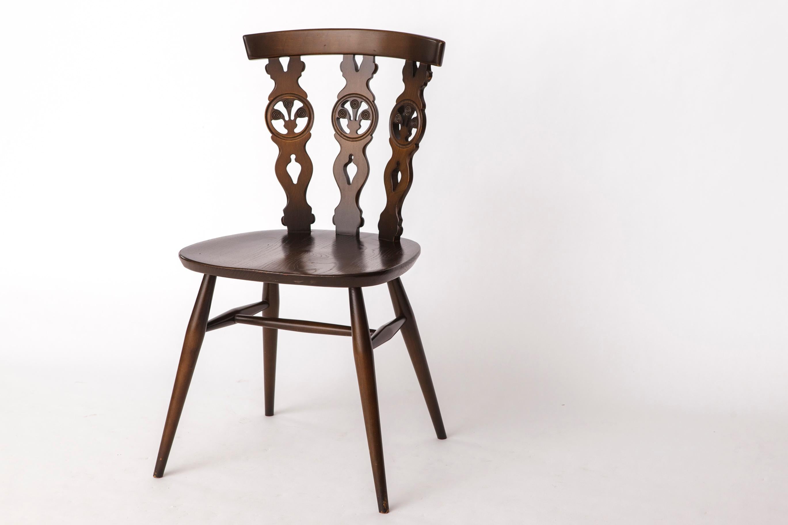 Sedia vintage Ercol - Modello 375 - Inghilterra, anni '60
Solo 1 disponibile.

Sedia Model 375 di Ercol, Inghilterra, classica e di ottima fattura, risalente agli anni '60.
Realizzata in legno di olmo massiccio, questa sedia è robusta ed elegante.
È