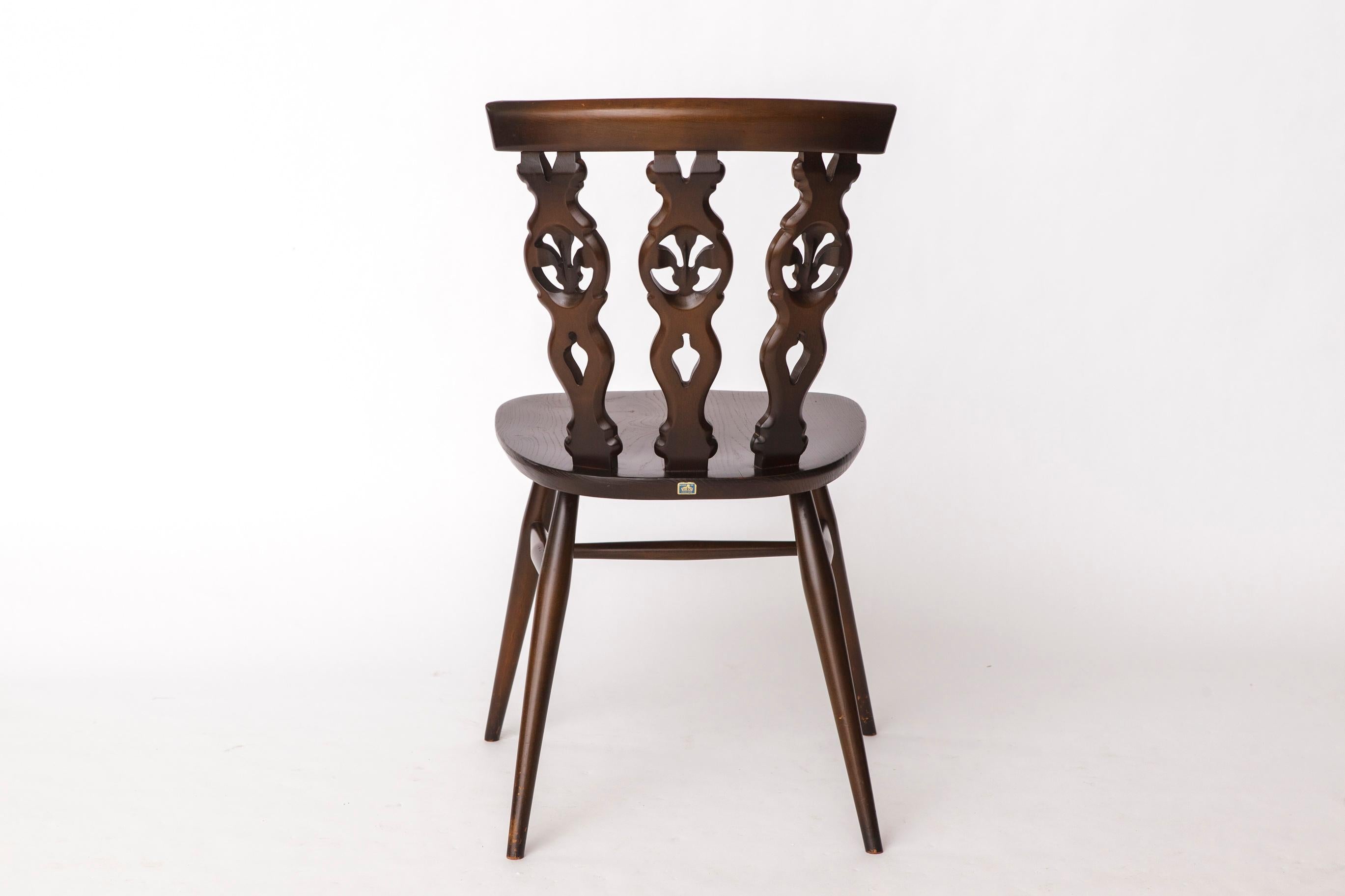Metà XX secolo Sedia vintage Ercol modello 375 - Inghilterra anni '60 - Legno di olmo - Etichetta originale in vendita