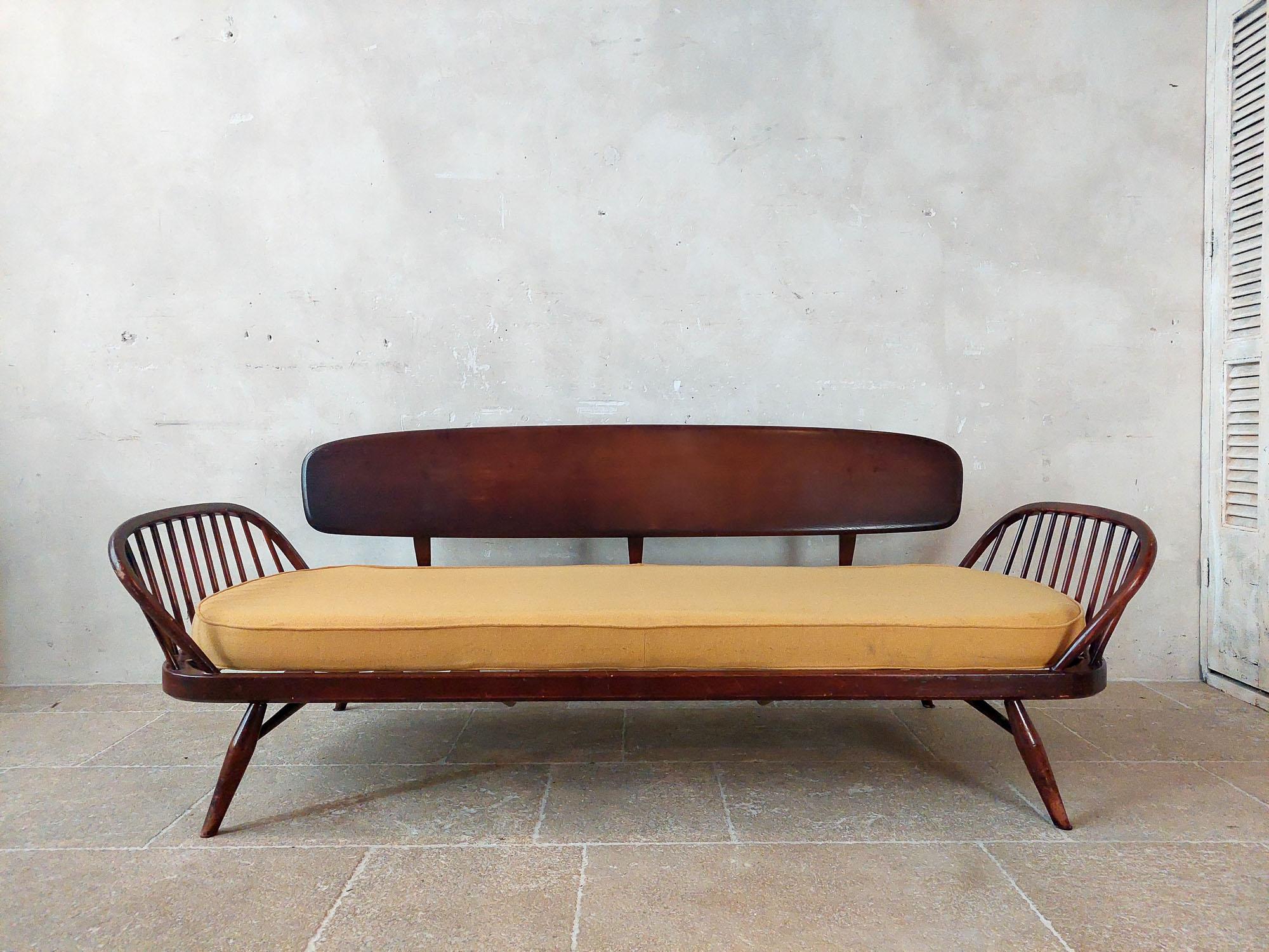 Ercol Sofa (Studio Couch) aus der Mitte des Jahrhunderts, entworfen von Lucian Ercolani in den 1960er Jahren.

Der Rahmen und die Rückenlehne des Sofas sind aus massivem Ulmenholz gefertigt. Die Rückenlehne ist leicht abnehmbar, so dass Sie dieses