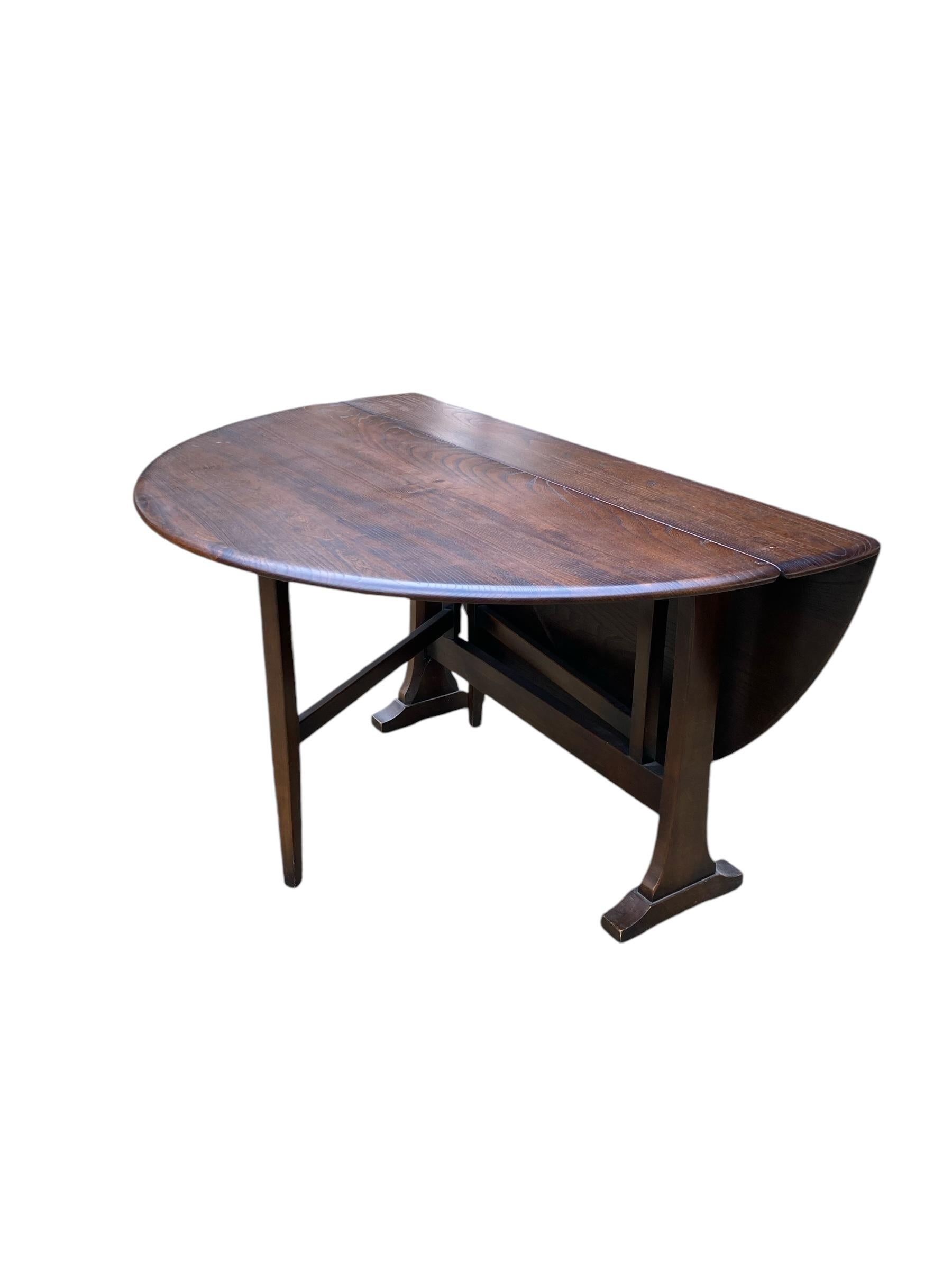 Table pliante et six chaises à dossier Windsor vintage Ercol avec deux fauteuils en vente 9