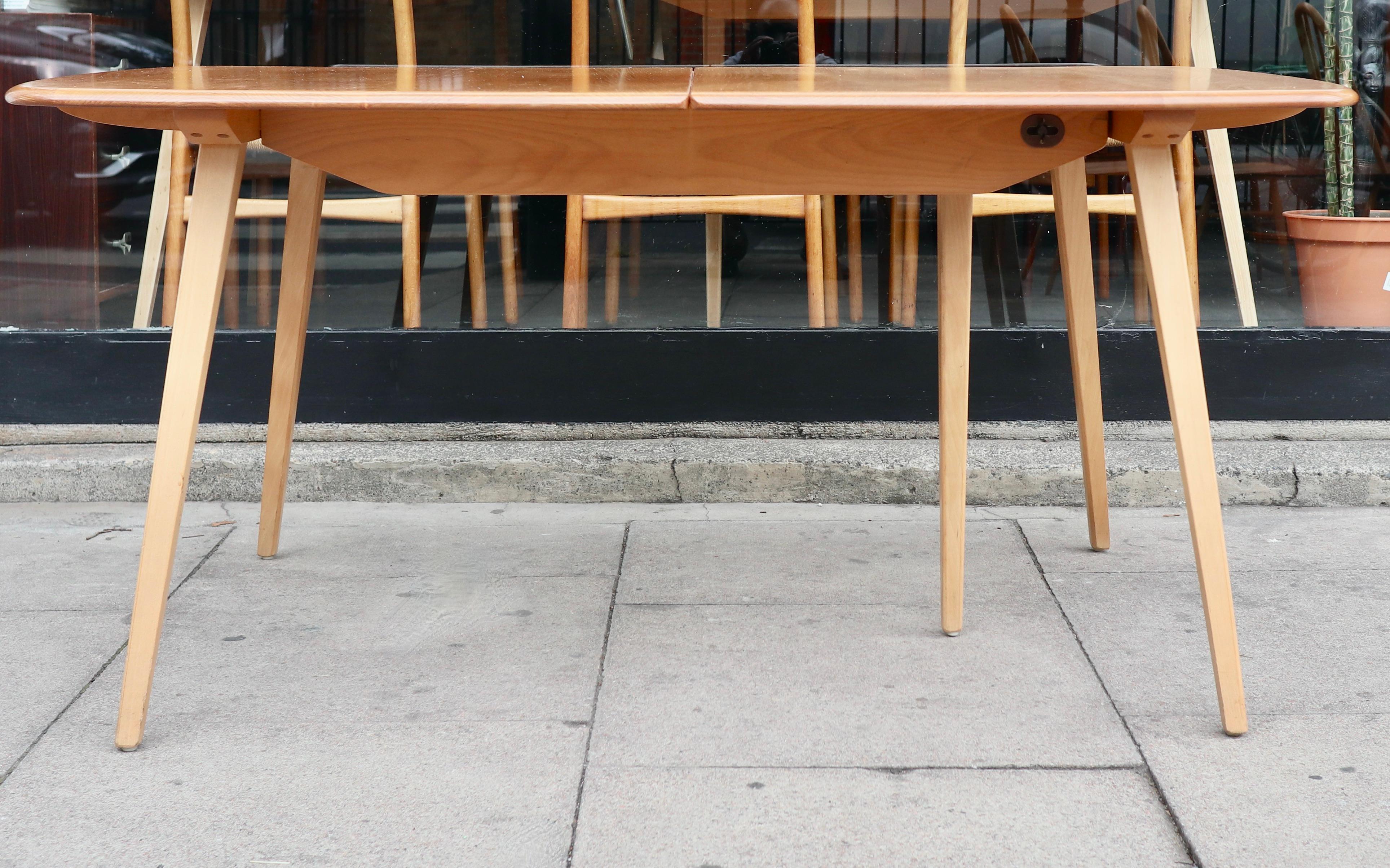 Vintage Ercol Grand Windsor Extending Plank Dining Table - Blue Label Model 444 In Good Condition For Sale In London, GB