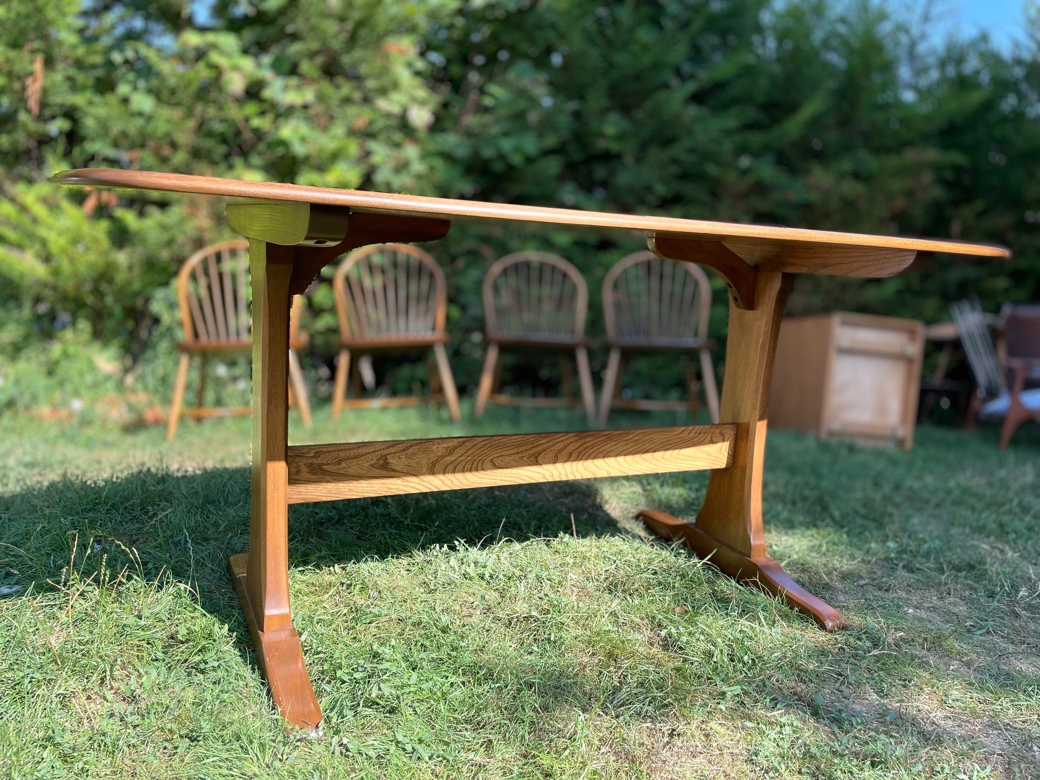 Vintage Ercol Model 822 Elm Dining Table Rare In Good Condition For Sale In Seaford, GB