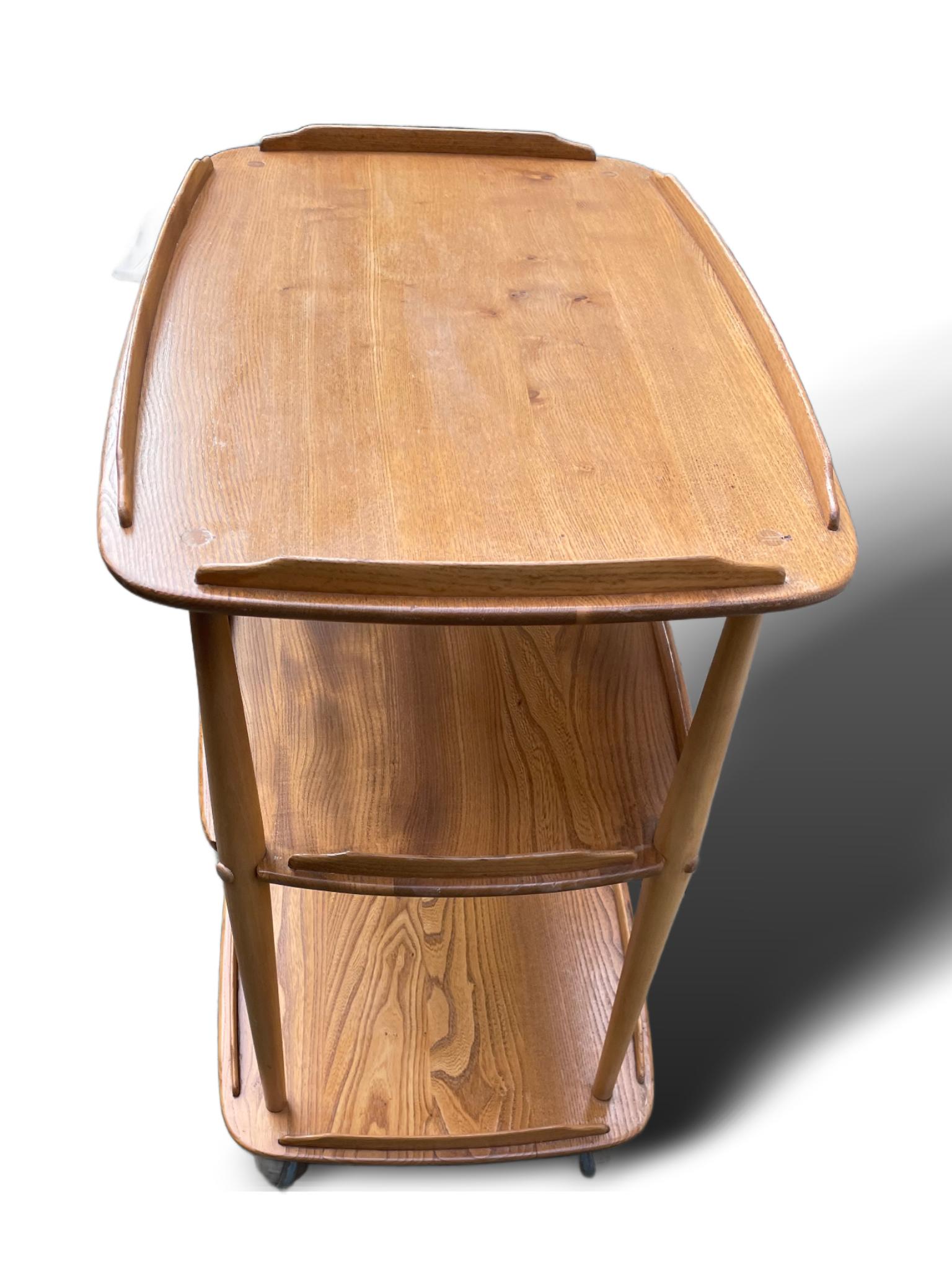 Britannique Chariot vintage Ercol Windsor à trois niveaux en vente