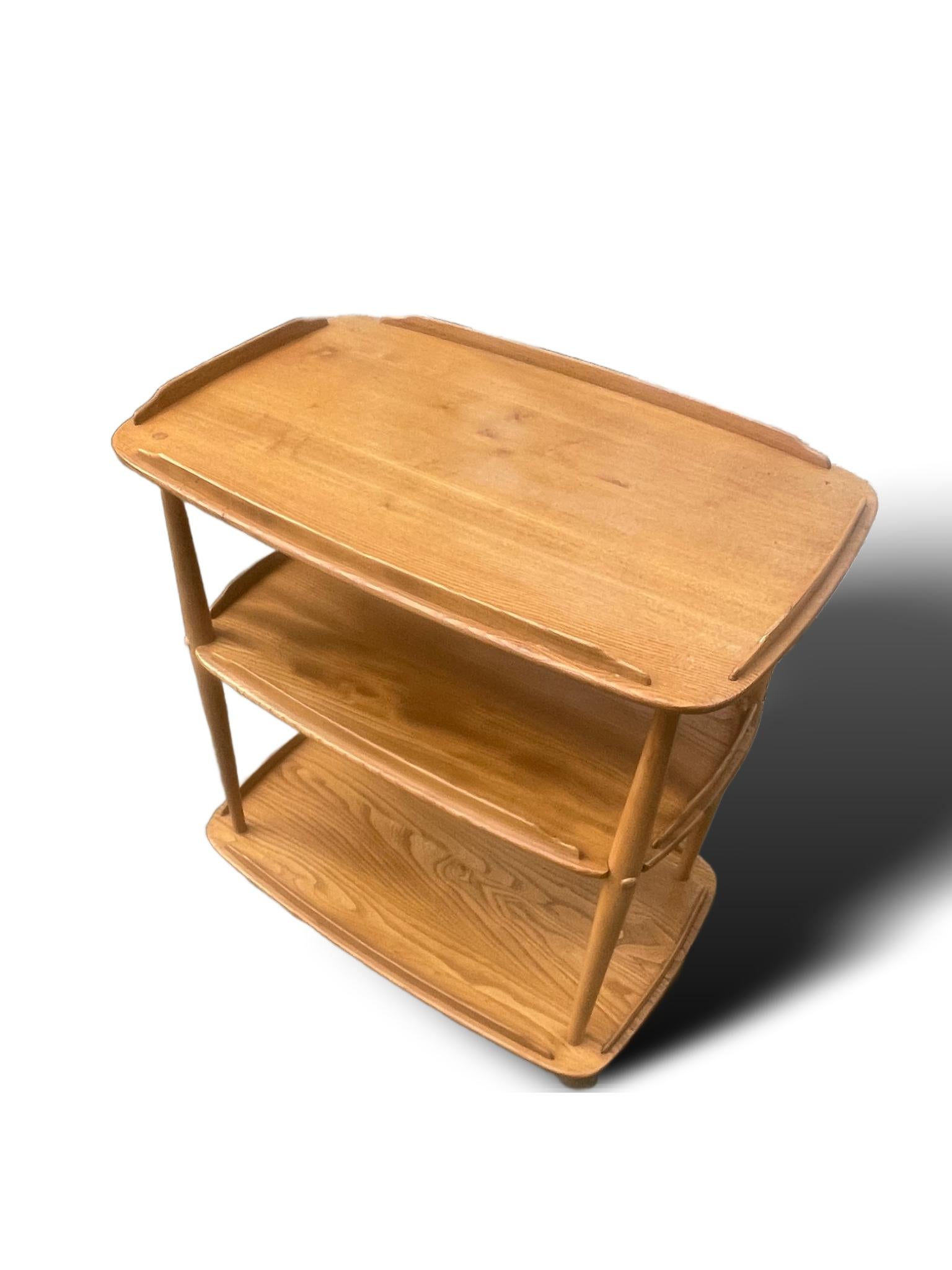 Vernissé Chariot vintage Ercol Windsor à trois niveaux en vente