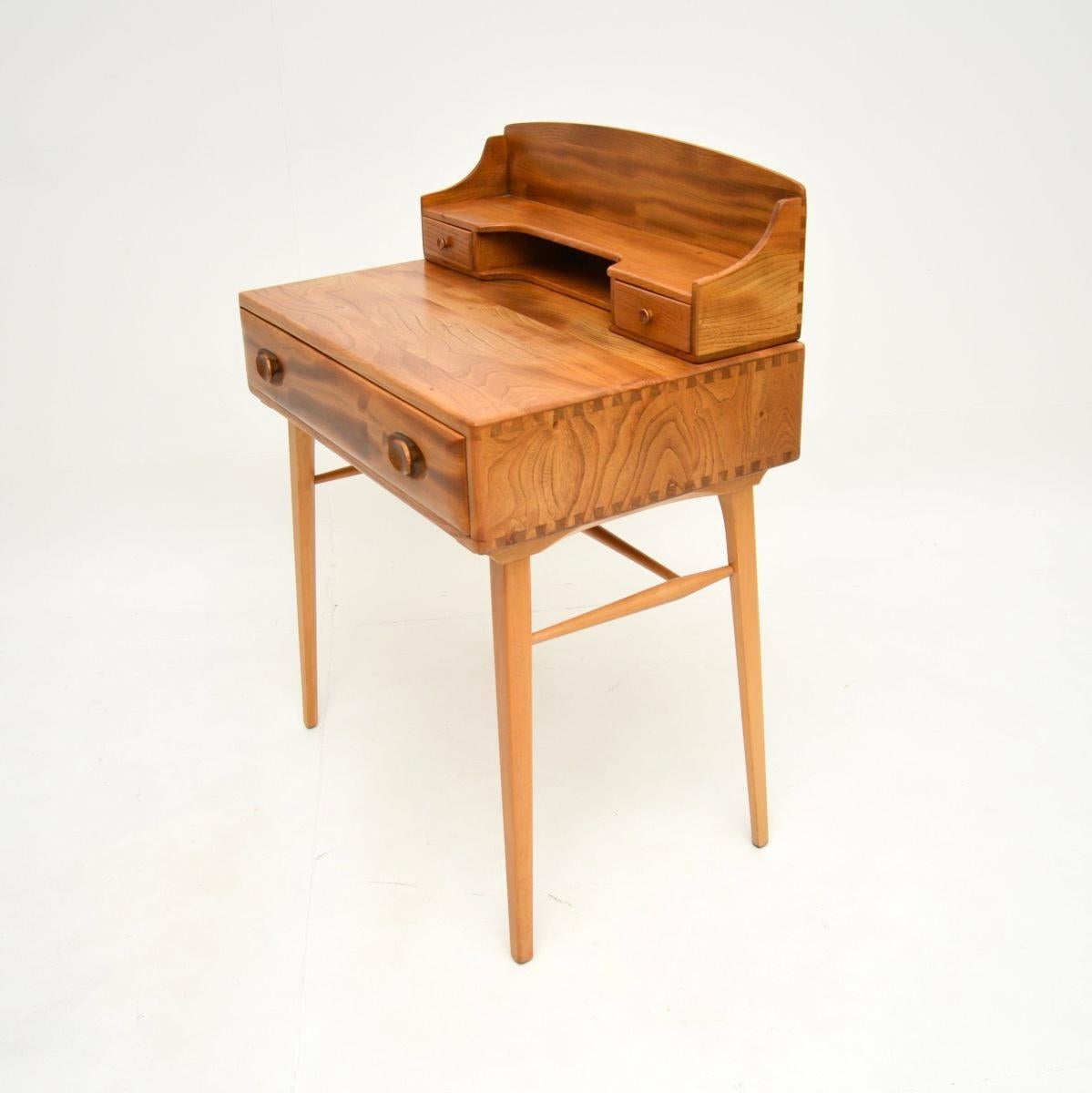 Vintage Ercol Schreibtisch aus massivem Ulmenholz (Britisch) im Angebot