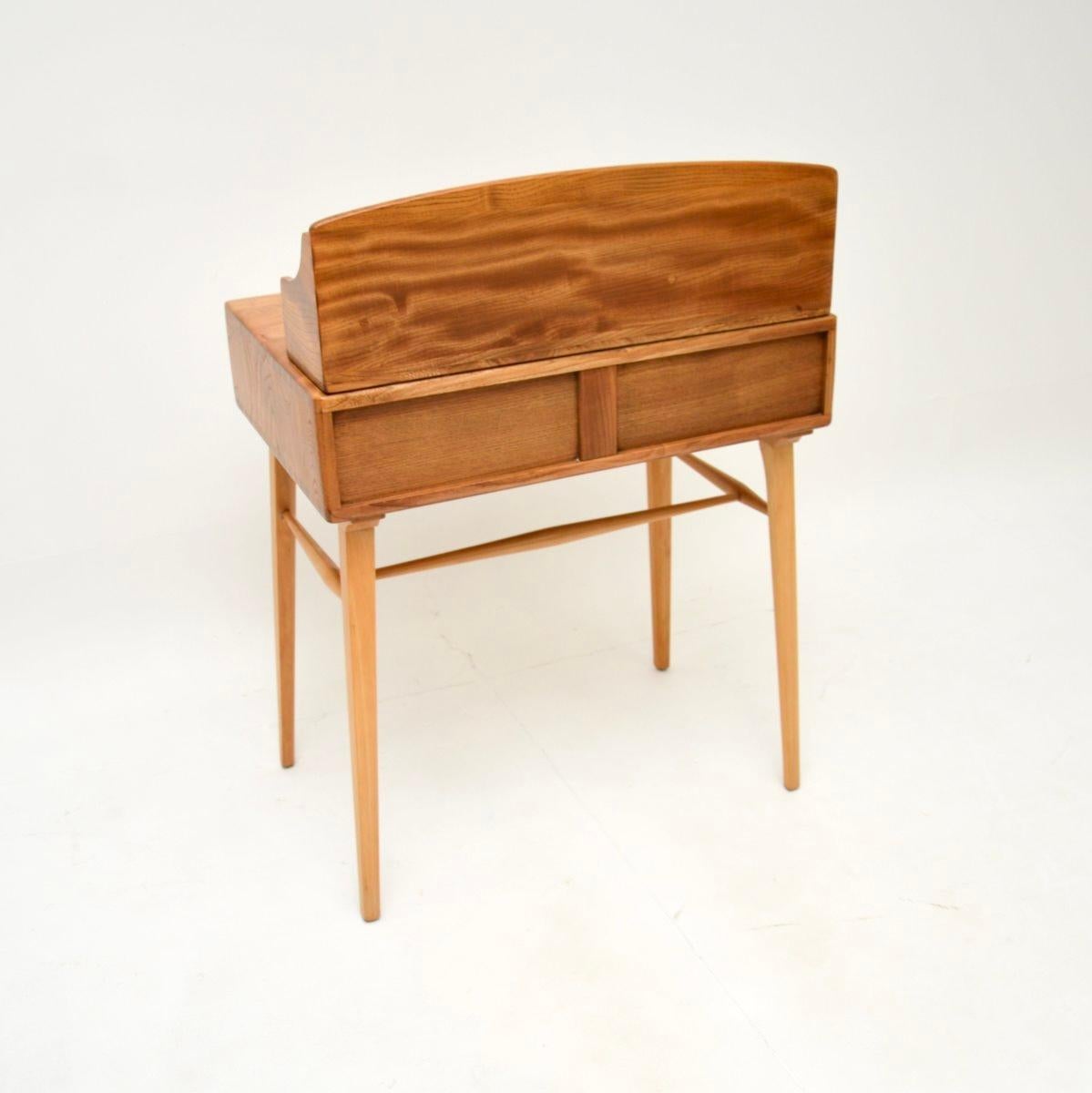 Vintage Ercol Schreibtisch aus massivem Ulmenholz im Zustand „Gut“ im Angebot in London, GB