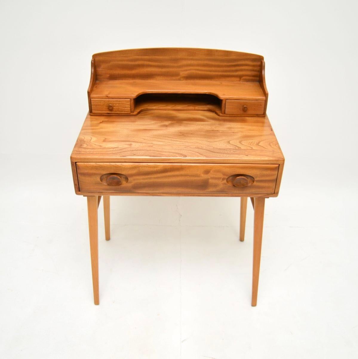 Vintage Ercol Schreibtisch aus massivem Ulmenholz (Mitte des 20. Jahrhunderts) im Angebot