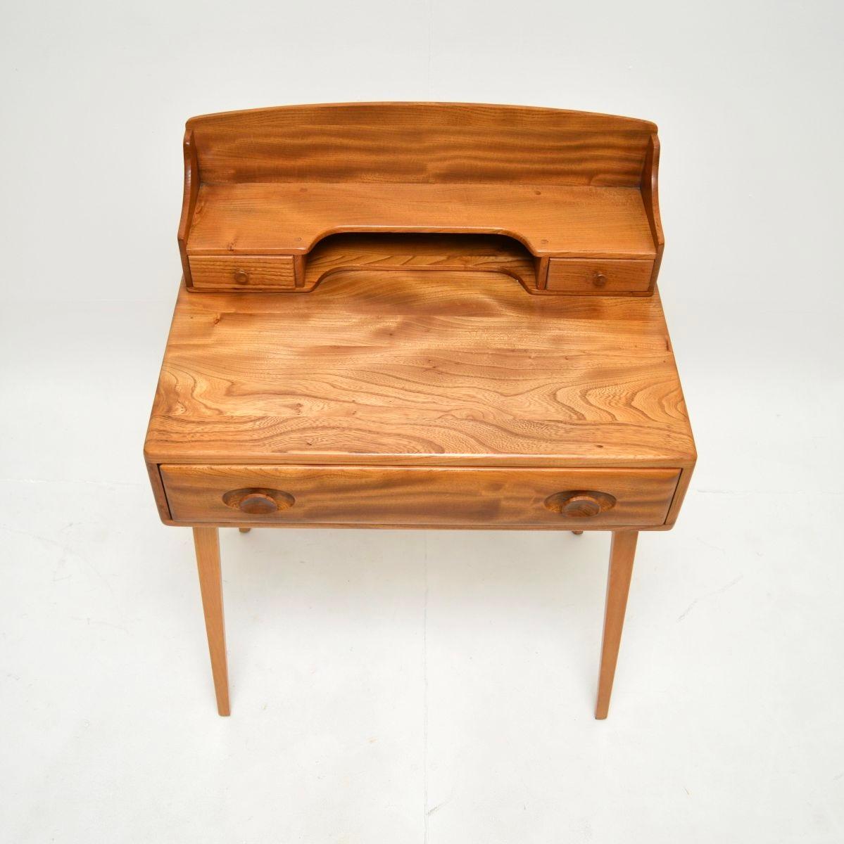Vintage Ercol Schreibtisch aus massivem Ulmenholz im Angebot 1