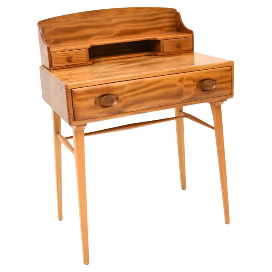 Vintage Ercol Schreibtisch aus massivem Ulmenholz im Angebot