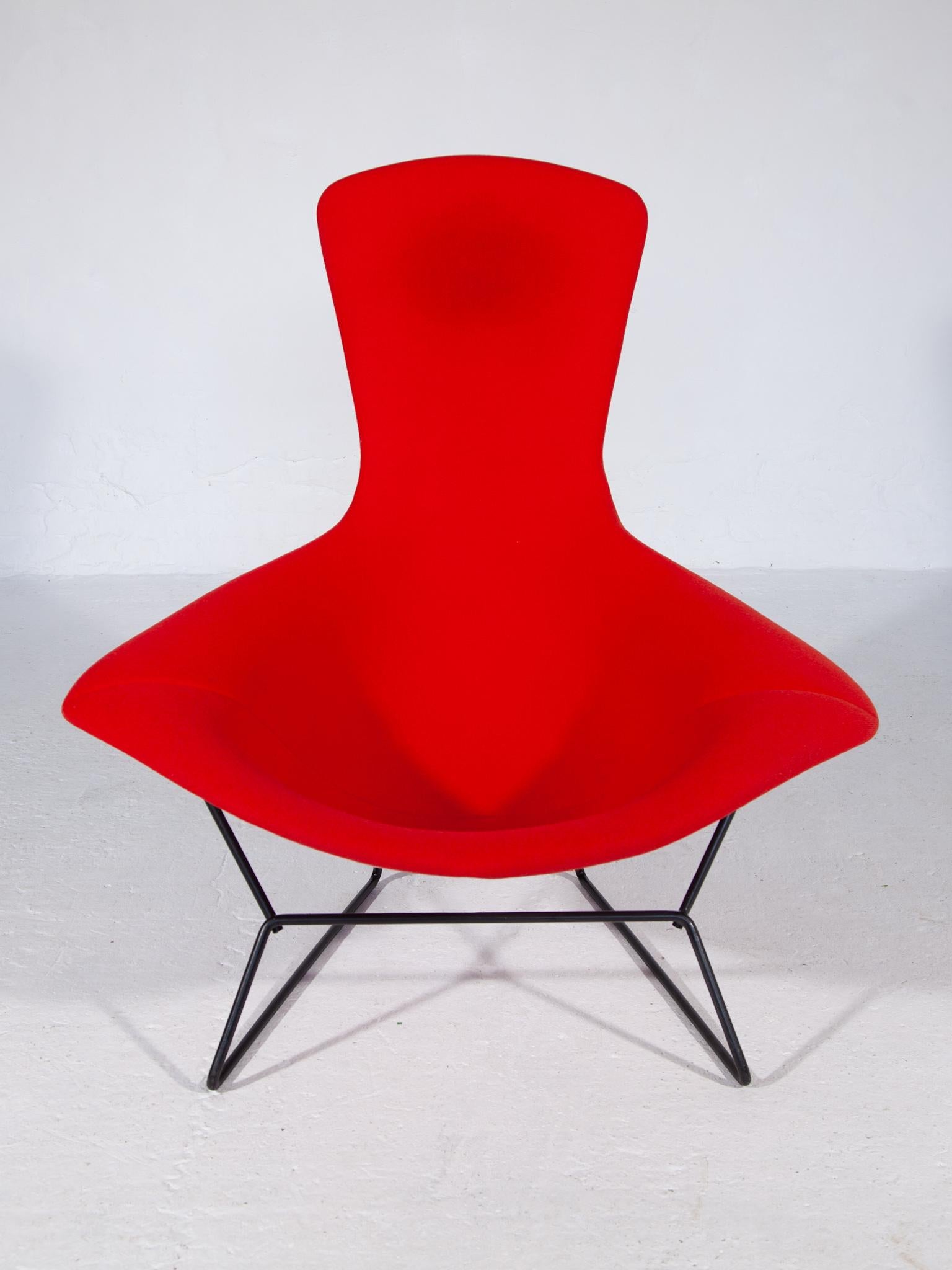 Original Vintage Harry Bertoia Bird chair for Knoll 1960s with an original Knoll fabric flame red slip cover on a metal white and black coated frame.The High Wingback chair is in original good condition with some signs of use. 
Les chaises Bertoia