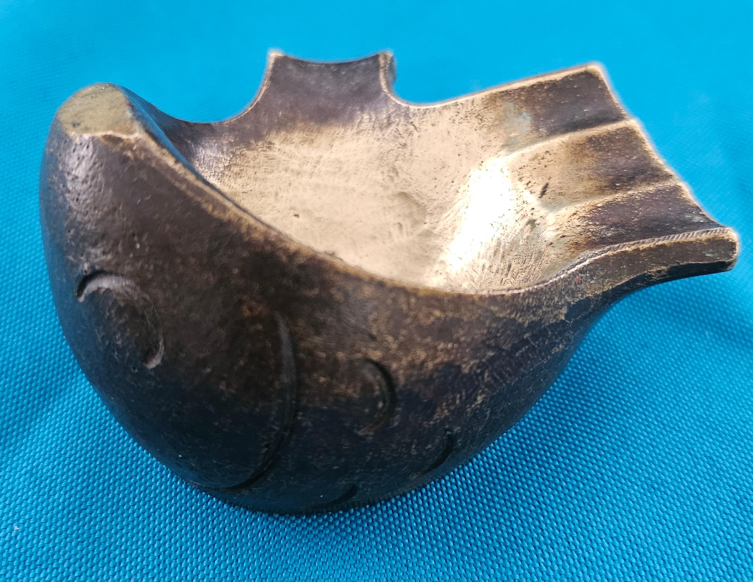 Allemand Cendrier sculptural Erhard & Sohne, laiton (Bronze ?) en forme de poisson/chaîne stylisé en vente