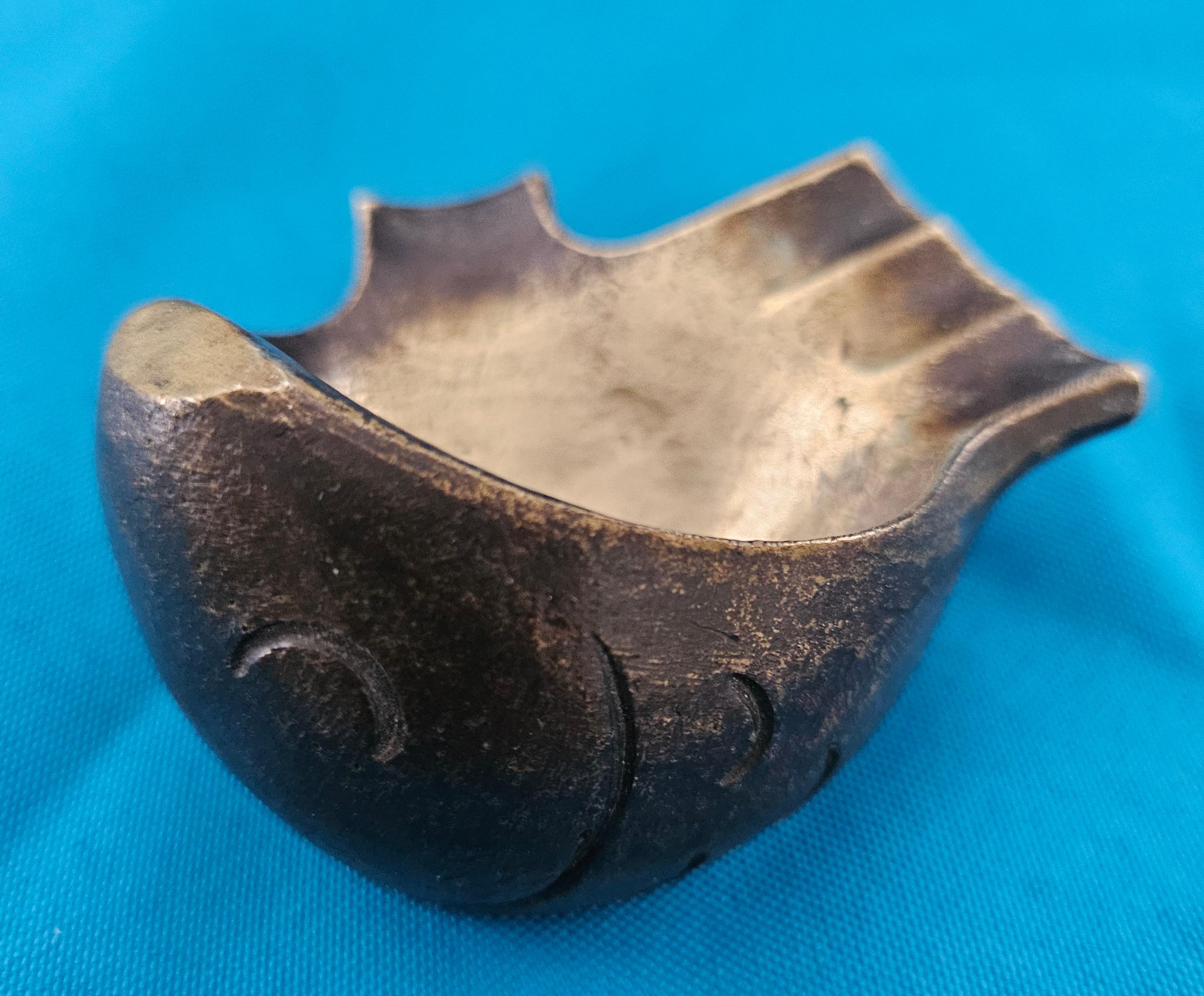 Autre Cendrier sculptural Erhard & Sohne, laiton (Bronze ?) en forme de poisson/chaîne stylisé en vente