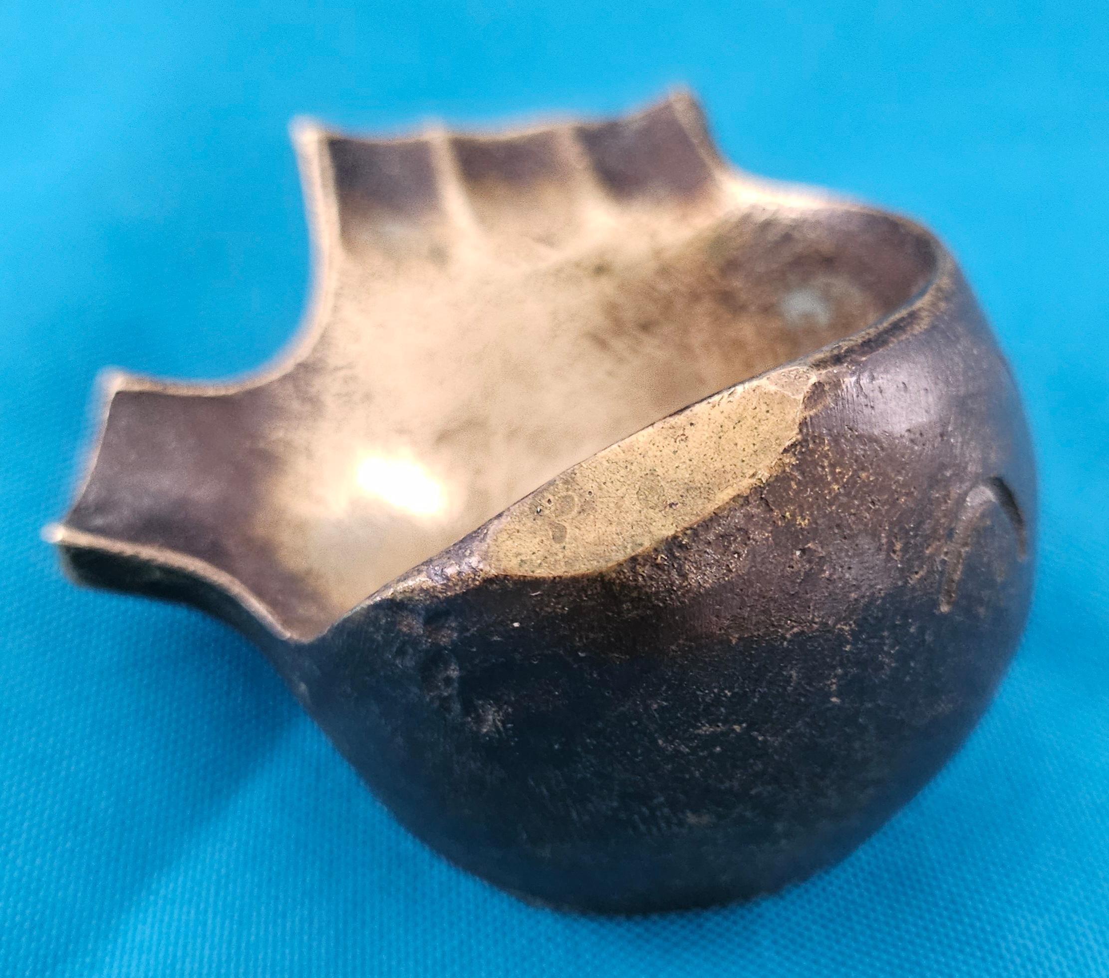 Cendrier sculptural Erhard & Sohne, laiton (Bronze ?) en forme de poisson/chaîne stylisé en vente 1