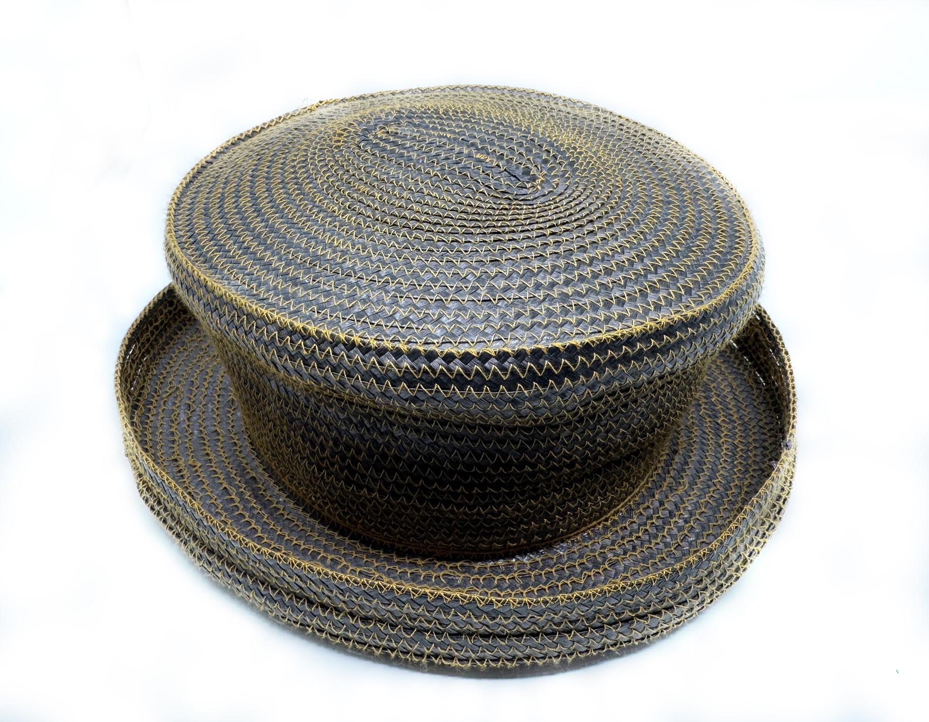 Chapeau de paille vintage d'Eric Javits porté une seule fois. 
Aucune usure visible à l'extérieur ou à l'intérieur du chapeau.
Marron  paille souple et flexible. Un chapeau très léger et confortable que vous ne remarquerez pas.
vous portez un