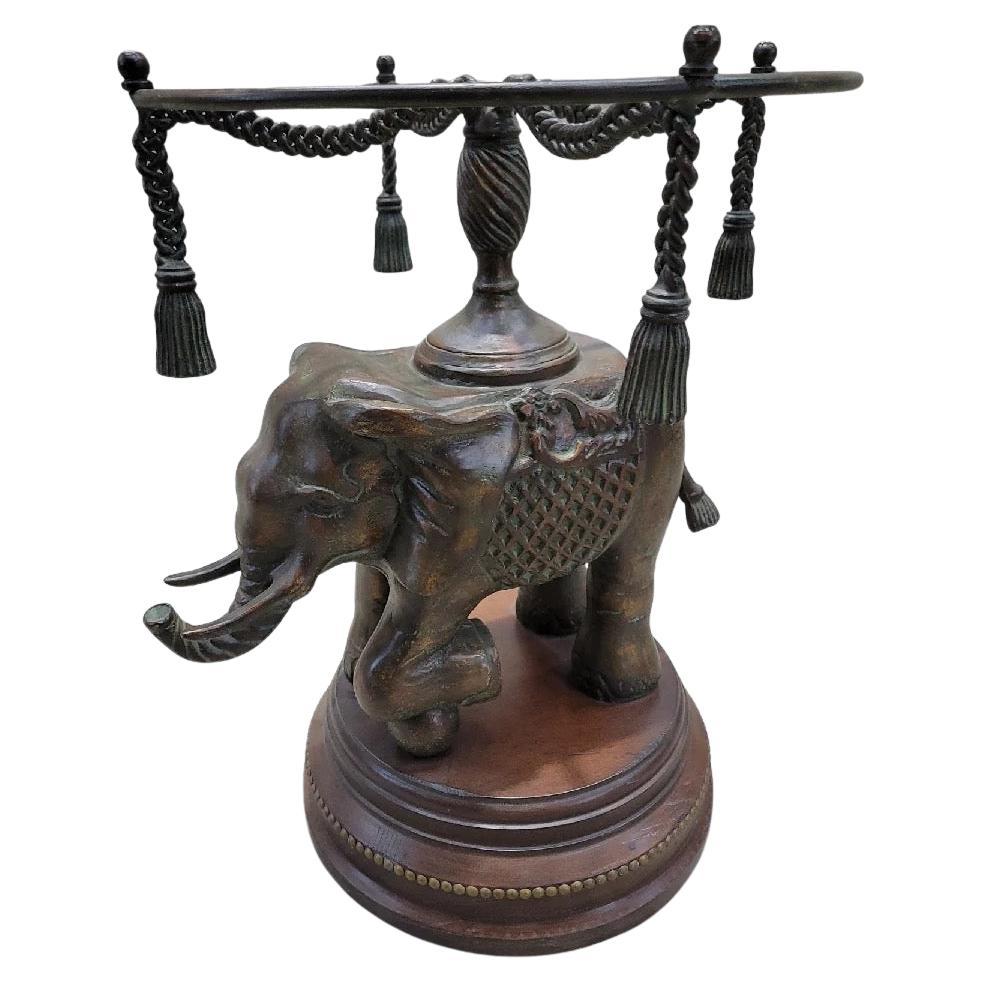 Vintage Erin Lane Bronze Elefant Sockel Beistelltisch

Vintage Bronze Elefanten Sockel Beistelltisch von Erin Lane Estate aus Indien. Elefant aus Bronze auf einem geschnitzten Holzsockel mit dekorativen Messingnagelköpfen. Gekrönt von einem