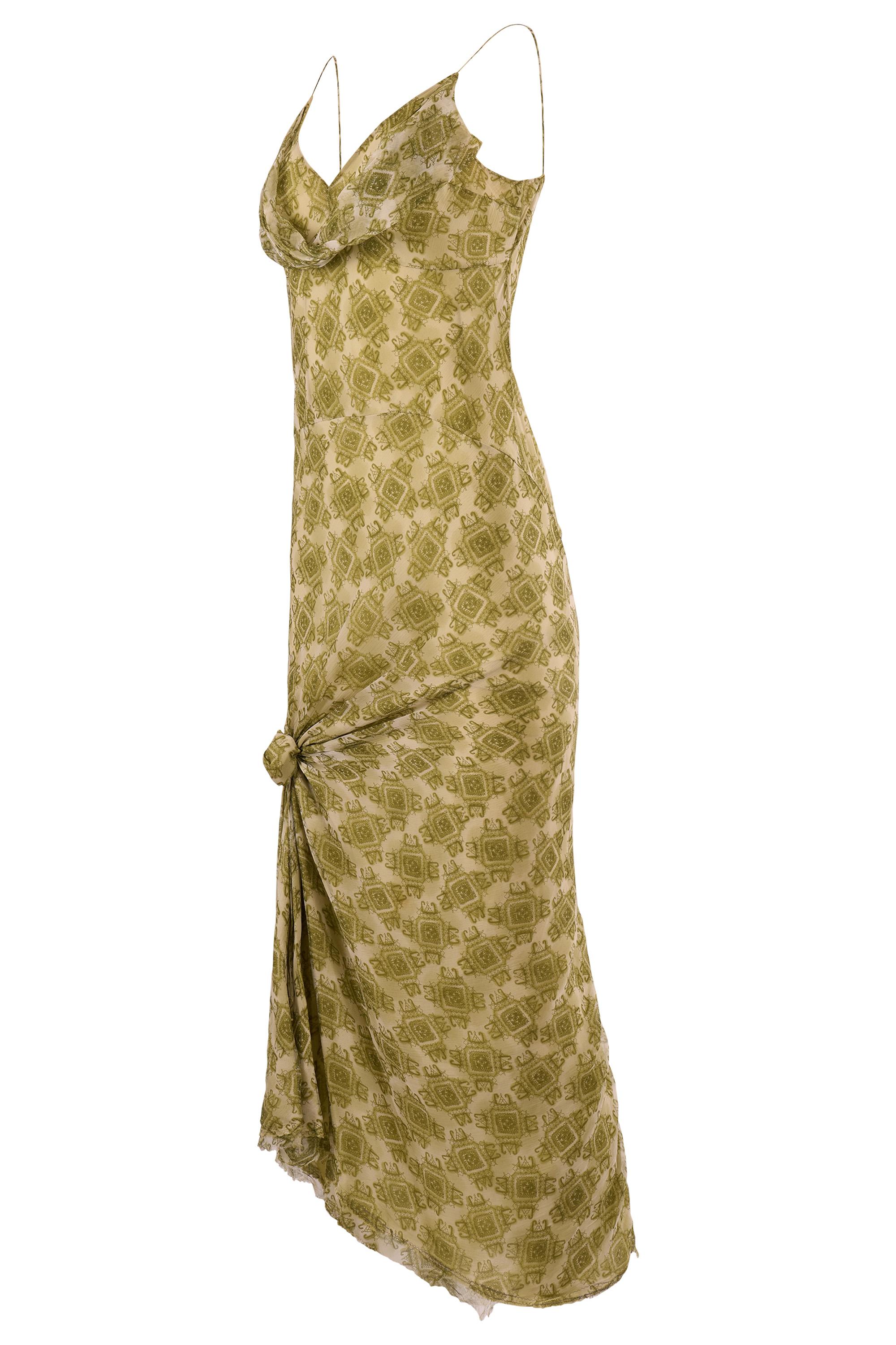 Vintage Ermanno Scervino Grünes Seidenkleid. Der Körper aus grüner Seide ist mit geometrischen Figuren versehen. V-Ausschnitt und drapiert auf der Vorderseite, schmale Spaghetti-Träger, geknotete Drapierung auf der Hüfte, asymmetrischer Saum. Wird
