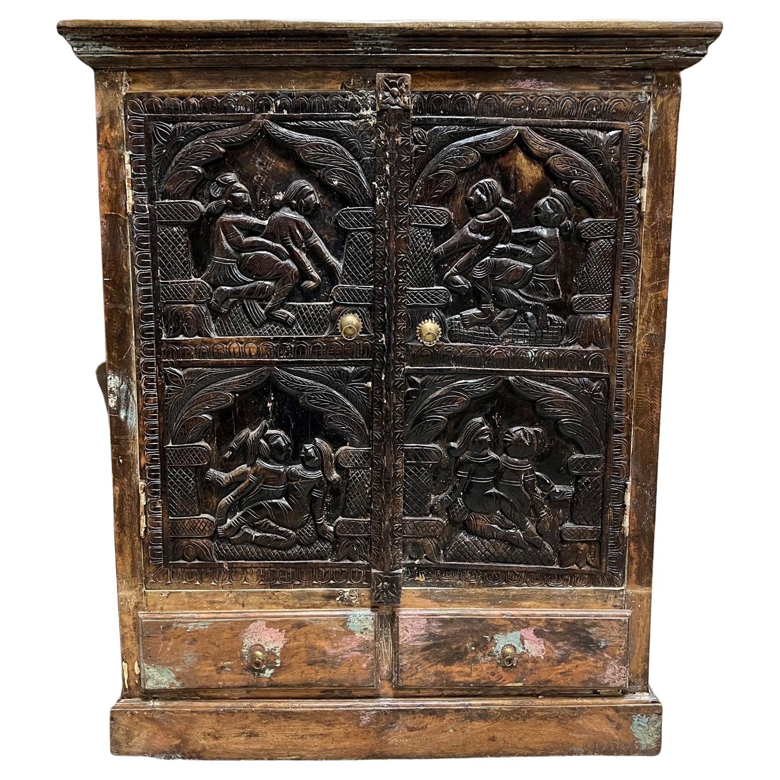 Vintage Erotic geschnitzt Wood Zwei Tür Zwei Schublade Schrank im Angebot