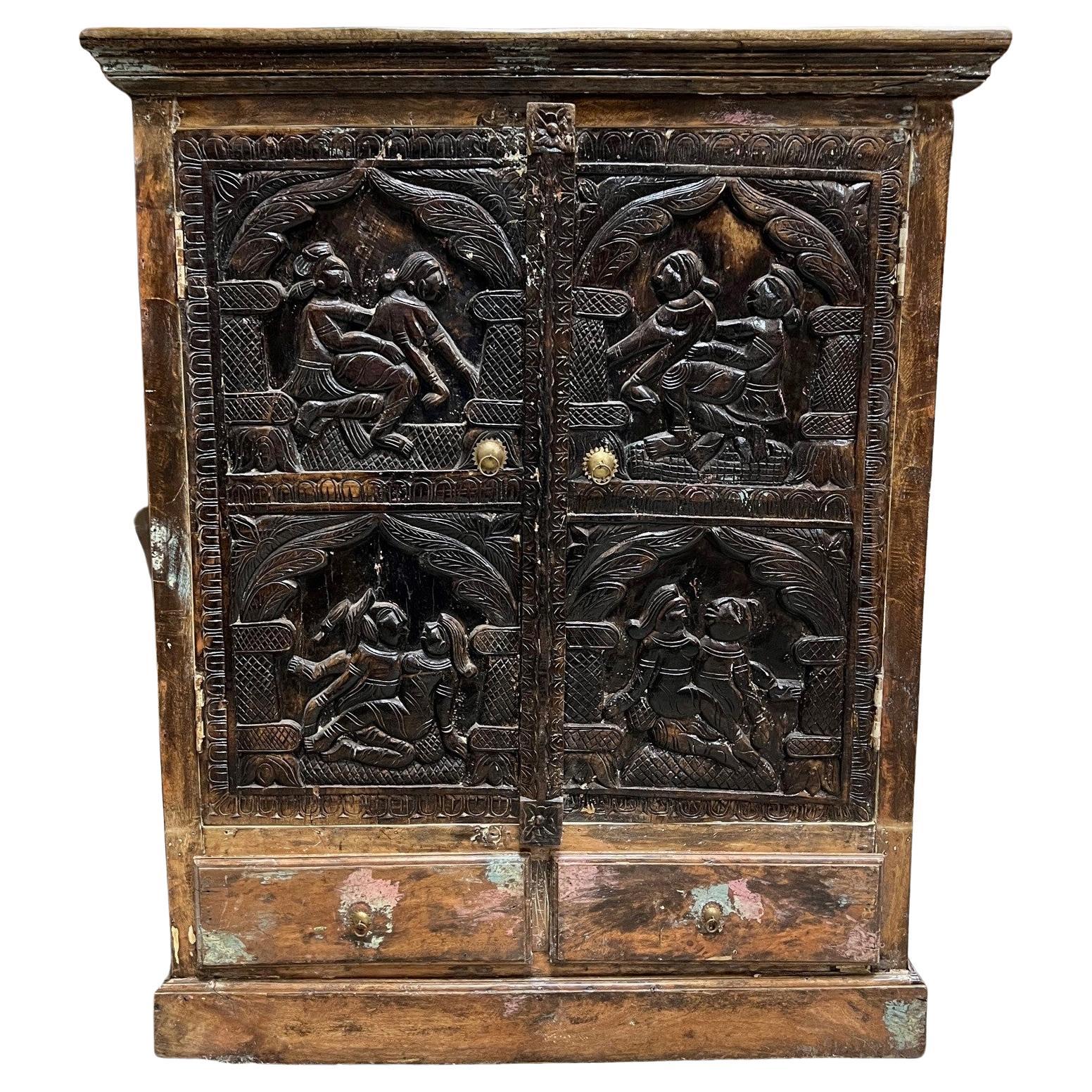 Vieille armoire érotique en bois sculpté à deux portes et deux tiroirs   