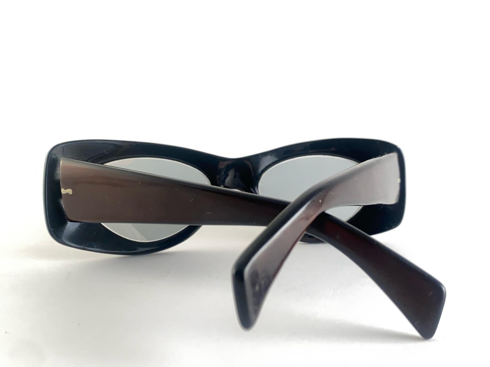 Vintage Rare Erred Metallic Burgundy Frame Holding A Pair Of Light Grey  Lenses Made In The 1960'S.

This item has minor sign of wear on the frame.

Measurements 

Front : 13.5 Cms 
Lens Height : 3.5 Cms
Lens Width : 4.5 Cms
Temples : 12 Cms 







