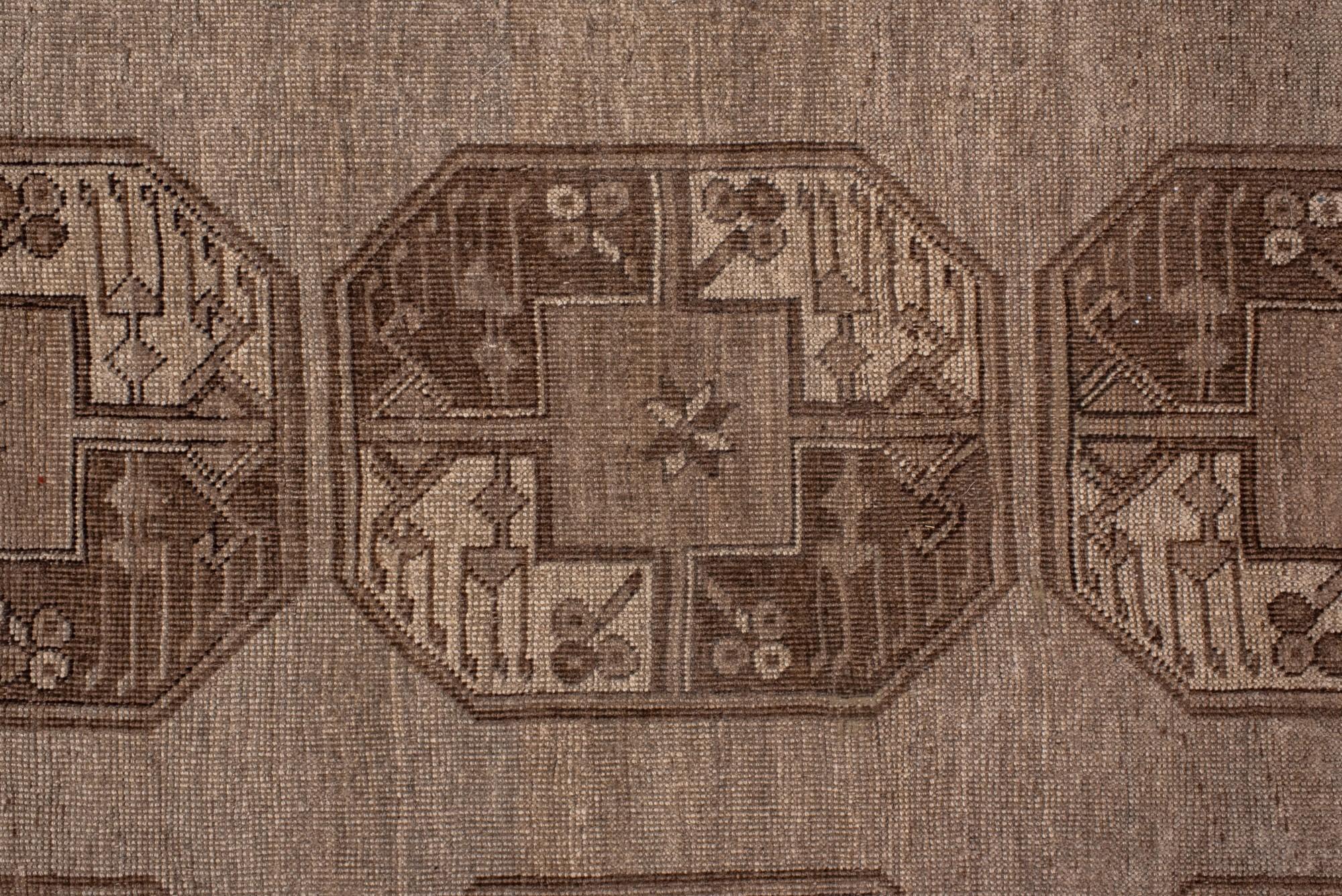 Alfombra afgana vintage Ersari con campo marrón desgastado Anudado a mano en venta
