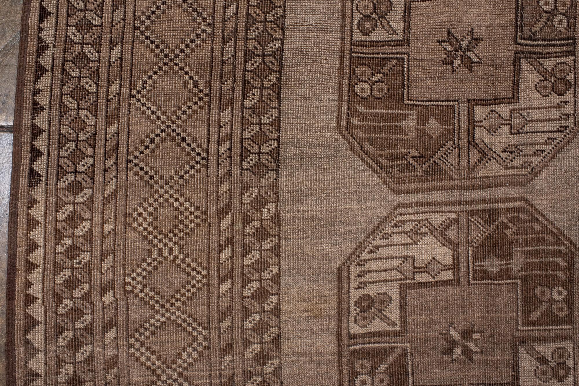 Alfombra afgana vintage Ersari con campo marrón desgastado en Bueno estado para la venta en New York, NY