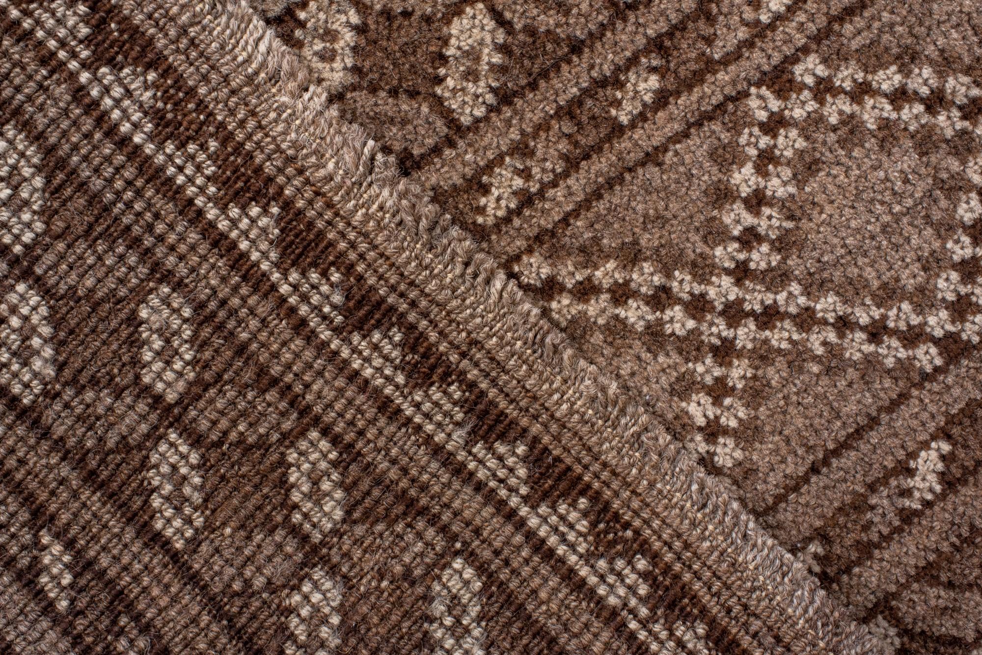Alfombra afgana vintage Ersari con campo marrón desgastado siglo XX en venta