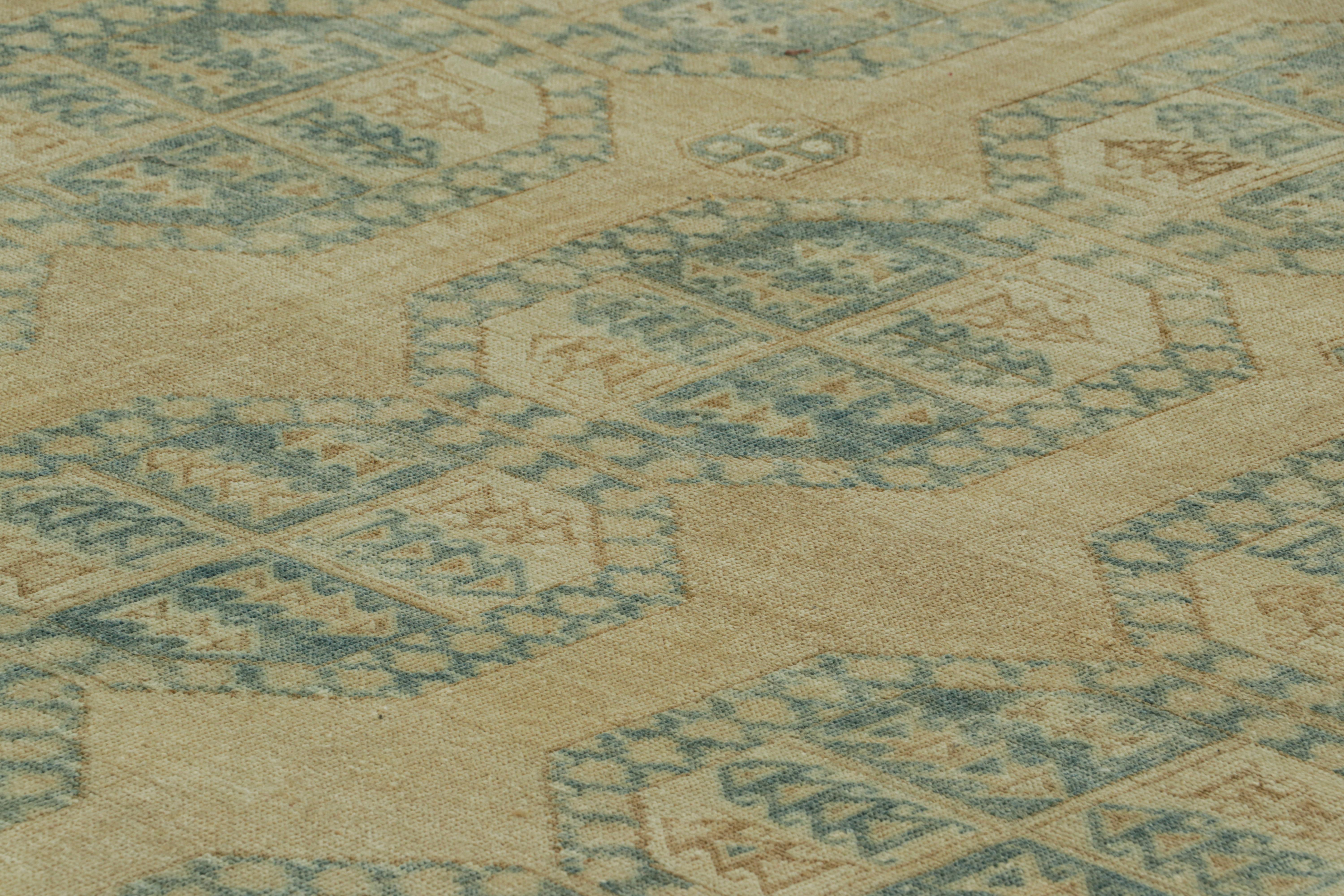 Anudada a mano en lana y originaria de Turquía hacia 1950-1960, esta alfombra Ersari vintage de 8x13 es de la misma procedencia, una subtribu del pueblo turcomano a menudo conocida por sus diseños de alfombras tribales más distintivos. 

Sobre el
