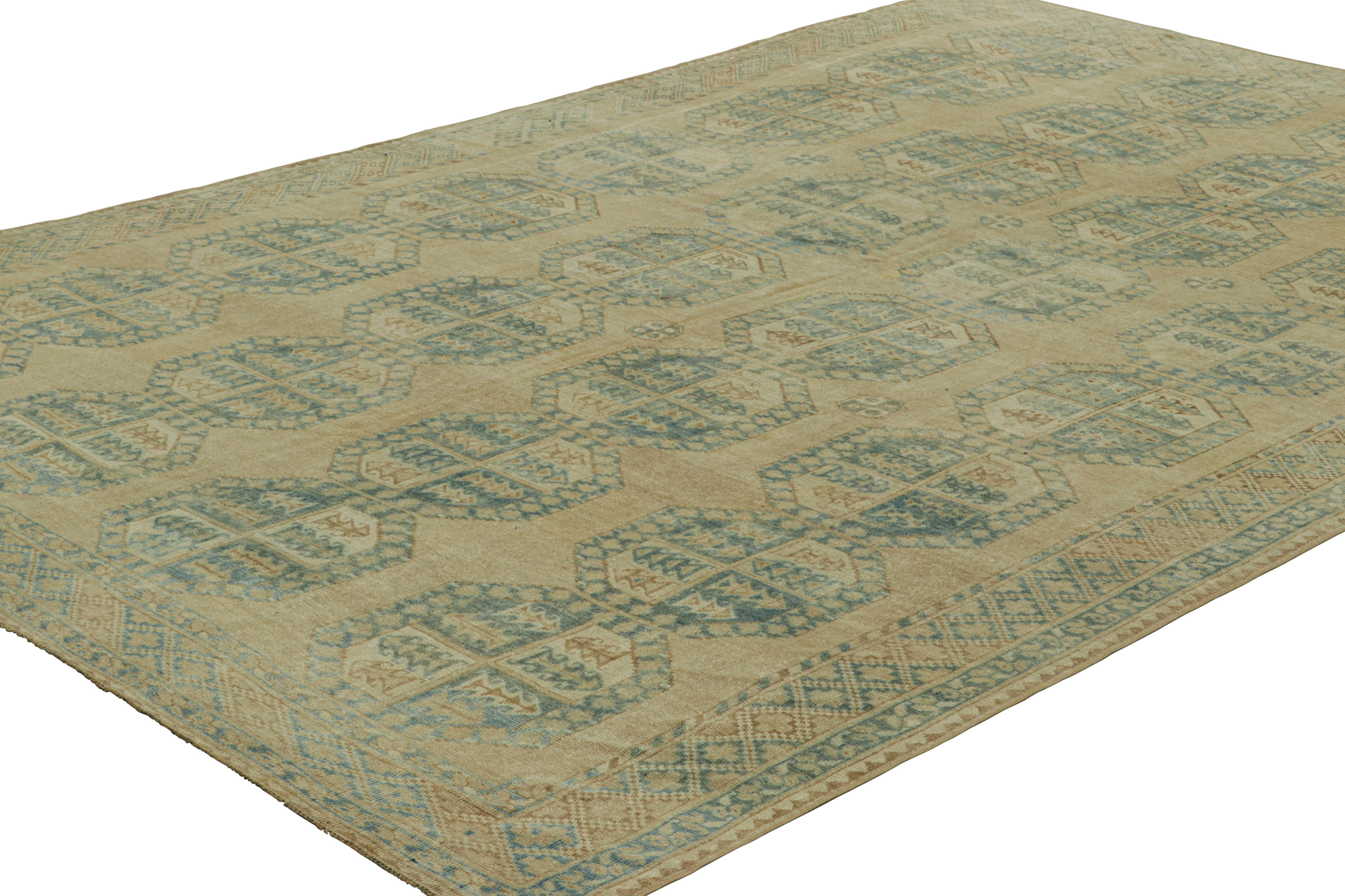 Alfombra vintage Ersari con motivos geométricos beige-marrón y verde azulado, de Rug & Kilim Anudado a mano en venta