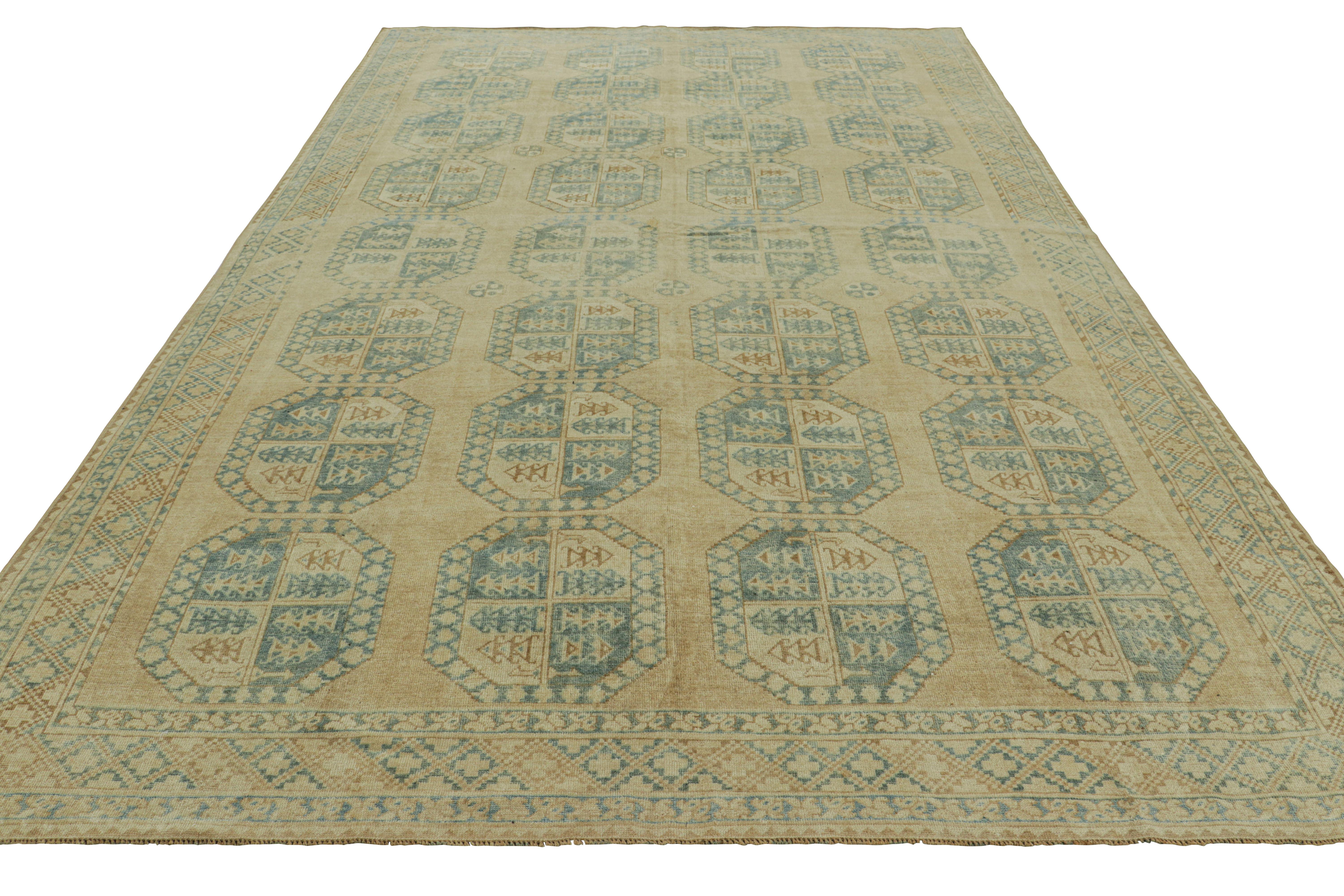 Alfombra vintage Ersari con motivos geométricos beige-marrón y verde azulado, de Rug & Kilim en Bueno estado para la venta en Long Island City, NY